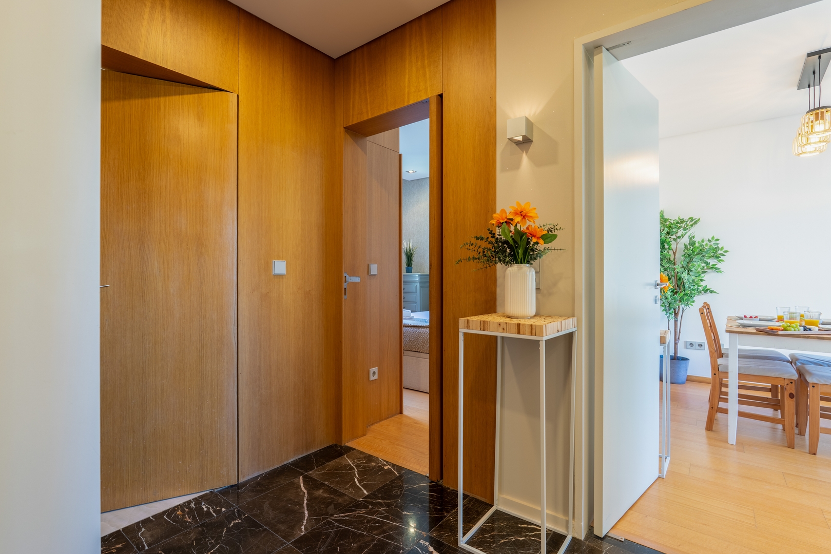 Modern Flat with Workspace in Foz by HostWise 22 Host Wise Booking