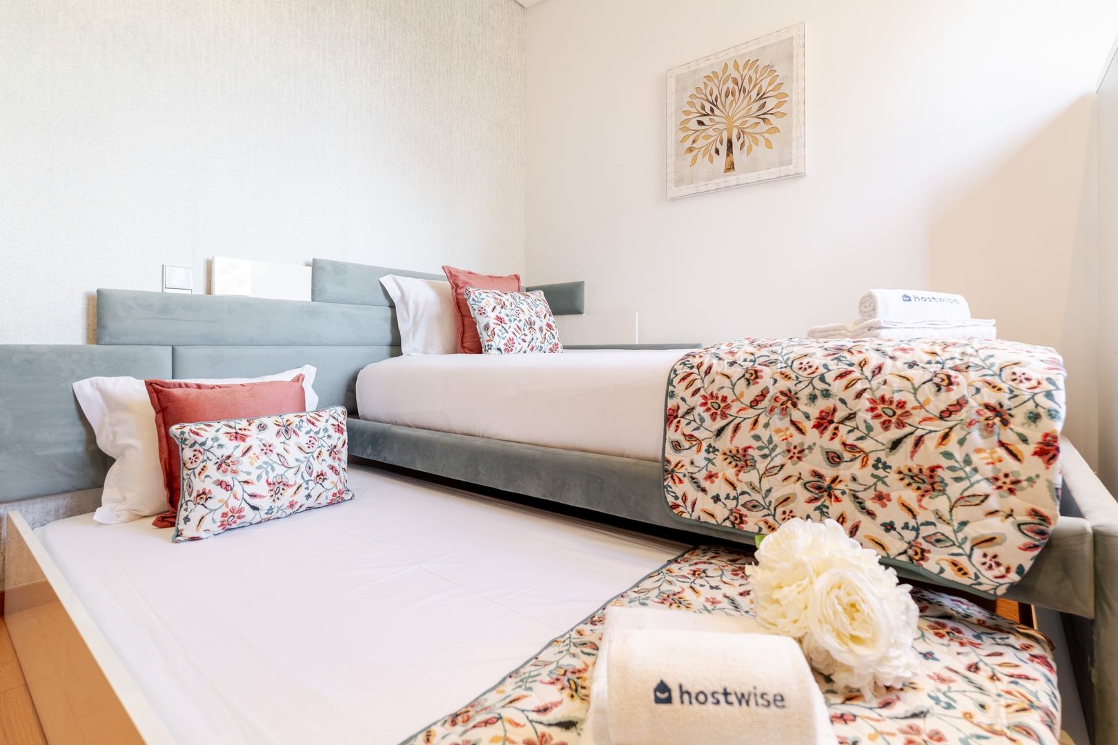 Modern Flat with Workspace in Foz by HostWise 17 Host Wise Booking