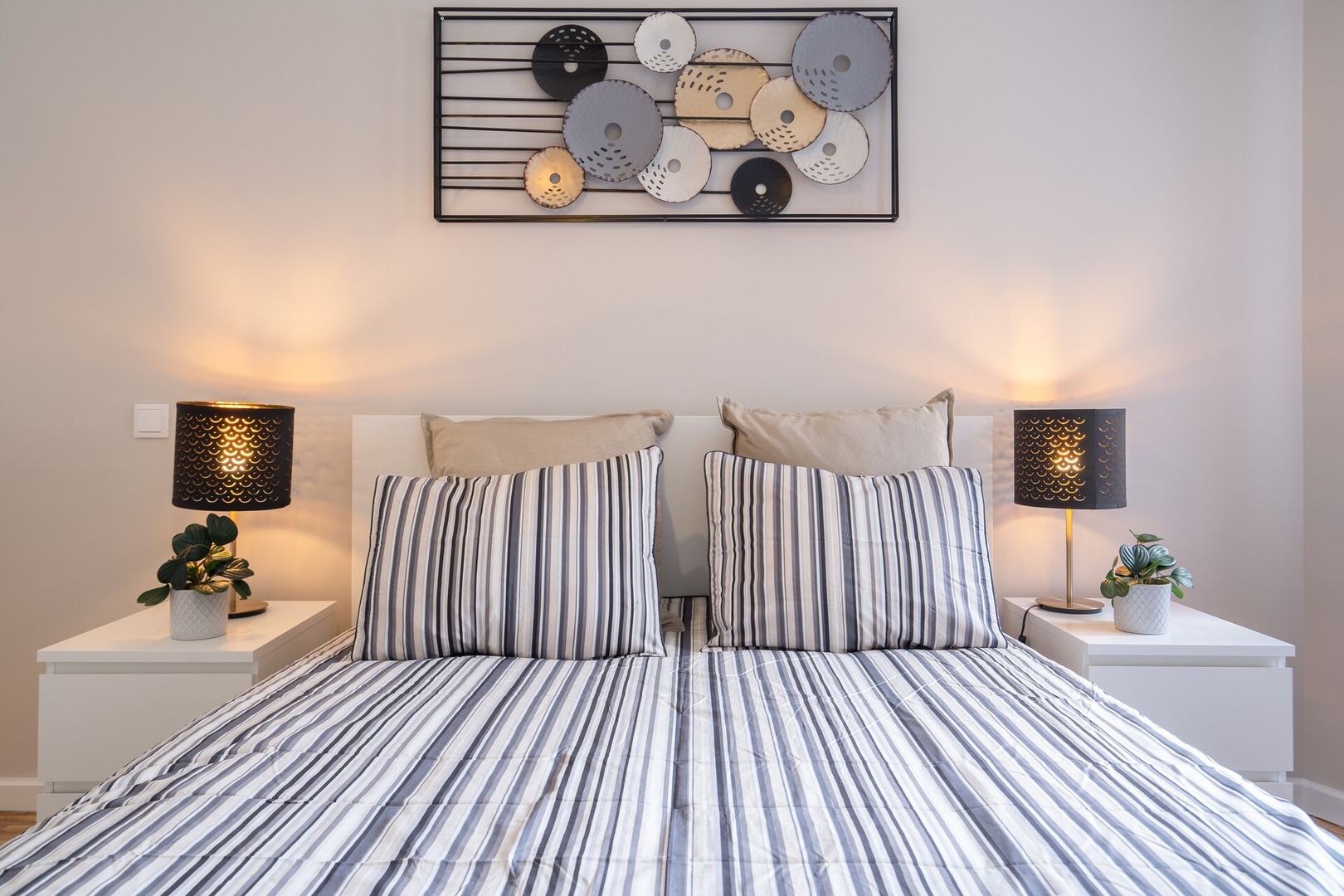 HostWise - Deluxe Bright Flat w/ Netflix 18 Host Wise Booking