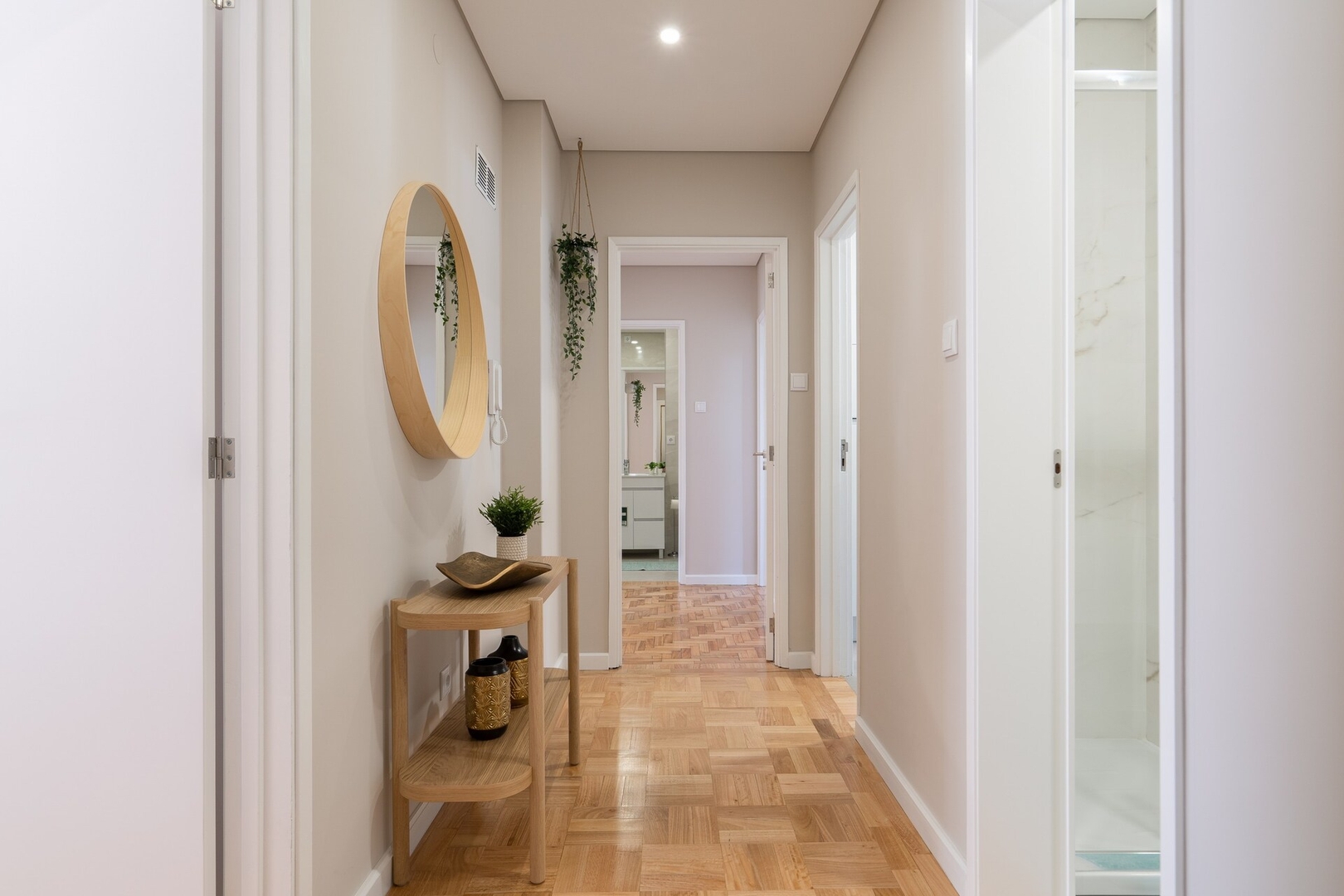 HostWise - Deluxe Bright Flat w/ Netflix 41 Host Wise Booking