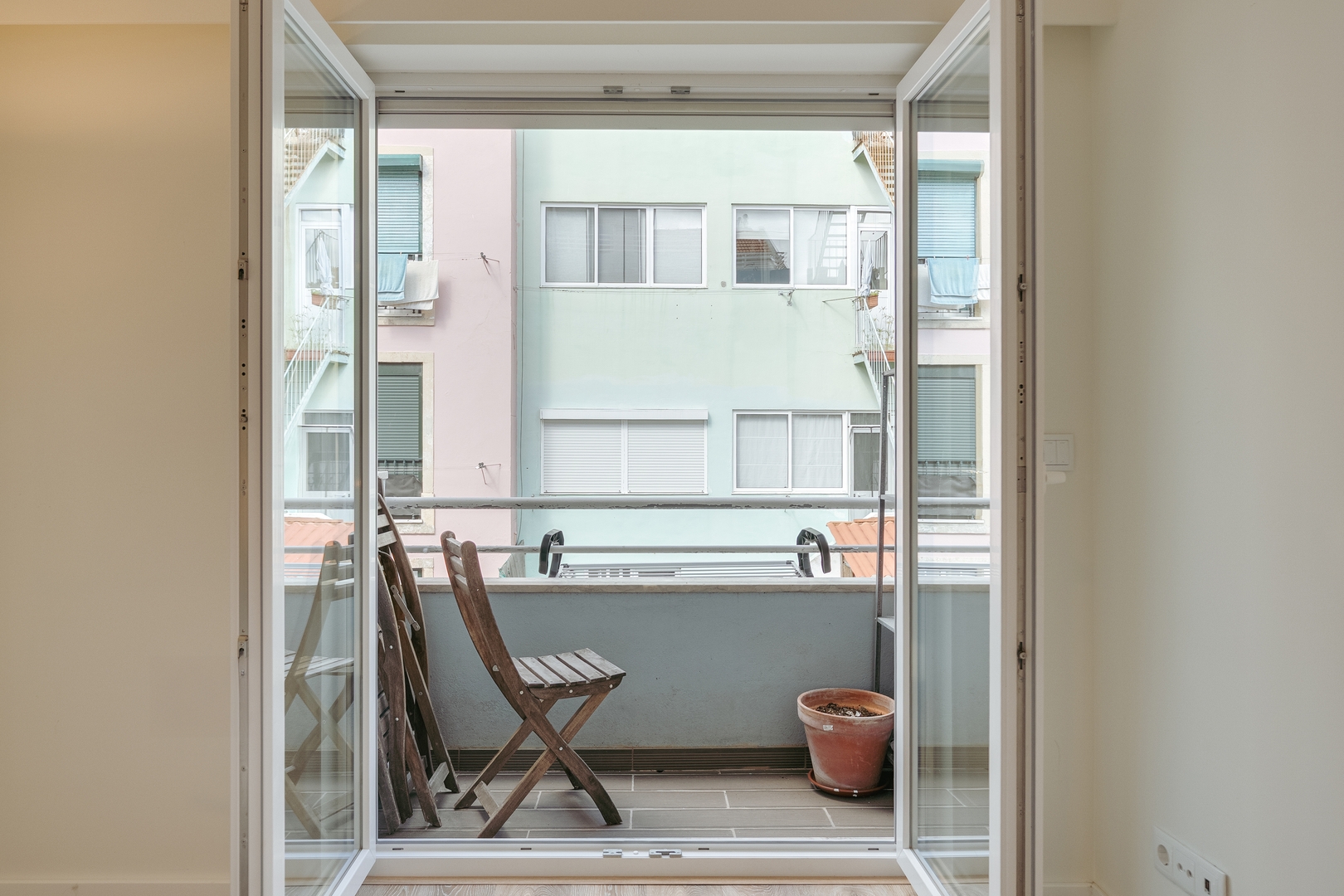 HostWise – Flat w/ Balcony & Workspace 8 Host Wise Booking