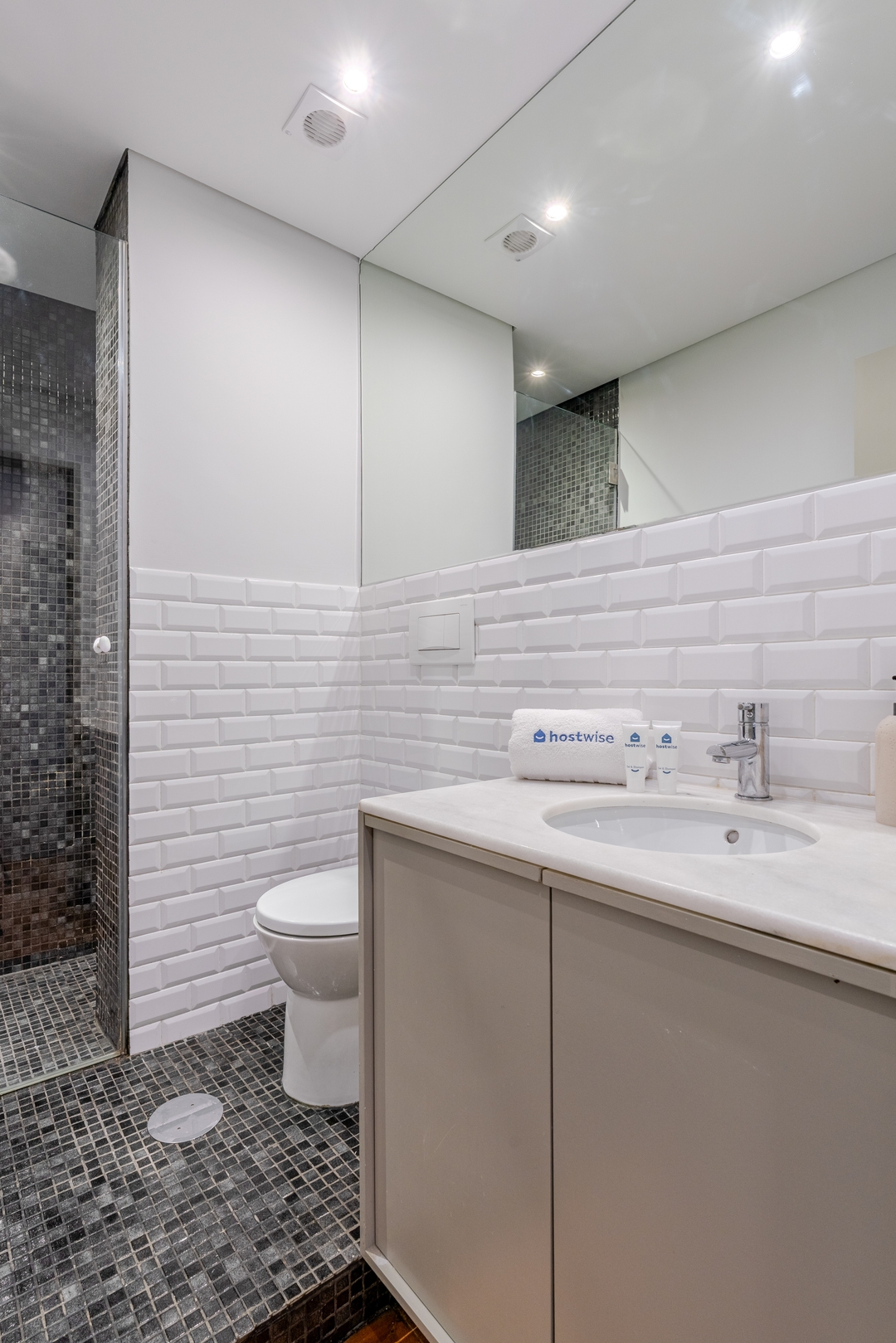 HostWise - Bright & Spacious Flat w/ Garage 33 Host Wise Booking