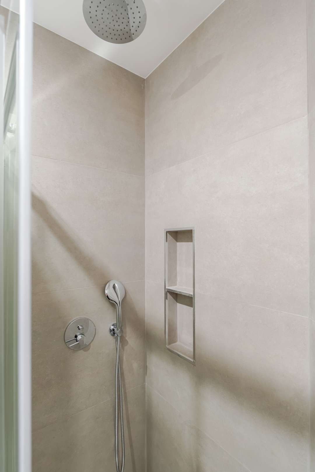 Stylish 2 Duplex & Patio Studio in Porto by HostWise 34 Host Wise Booking