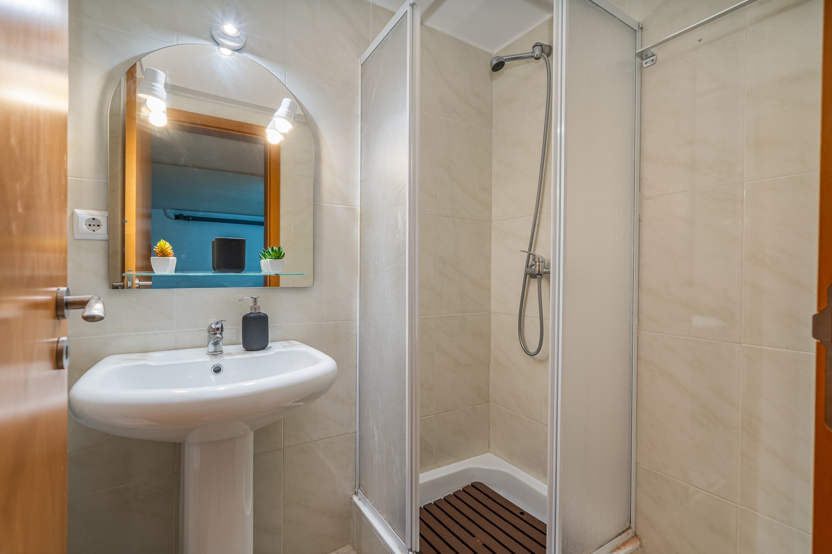 Sunny House with Jacuzzi and Pool by HostWise 34 Host Wise Booking