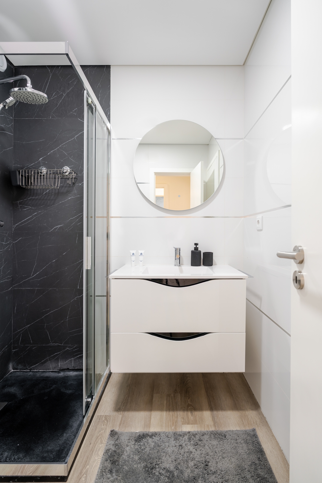 Spacious & Stylish Flat with Garage by HostWise 30 Host Wise Booking