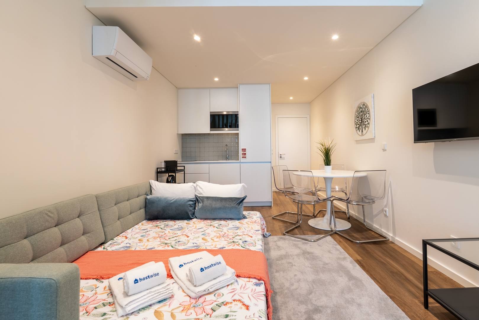 Marquesa Palace | Balcony by HostWise 3 Host Wise Booking