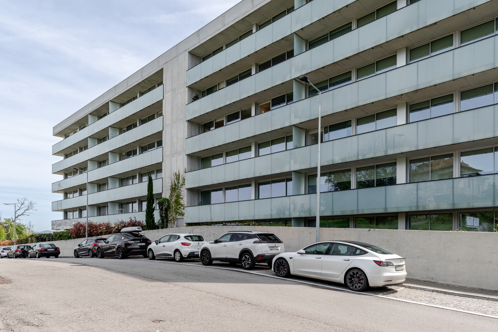 HostWise - Modern Flat w/ Balcony, Garage & Pool 38 Host Wise Booking