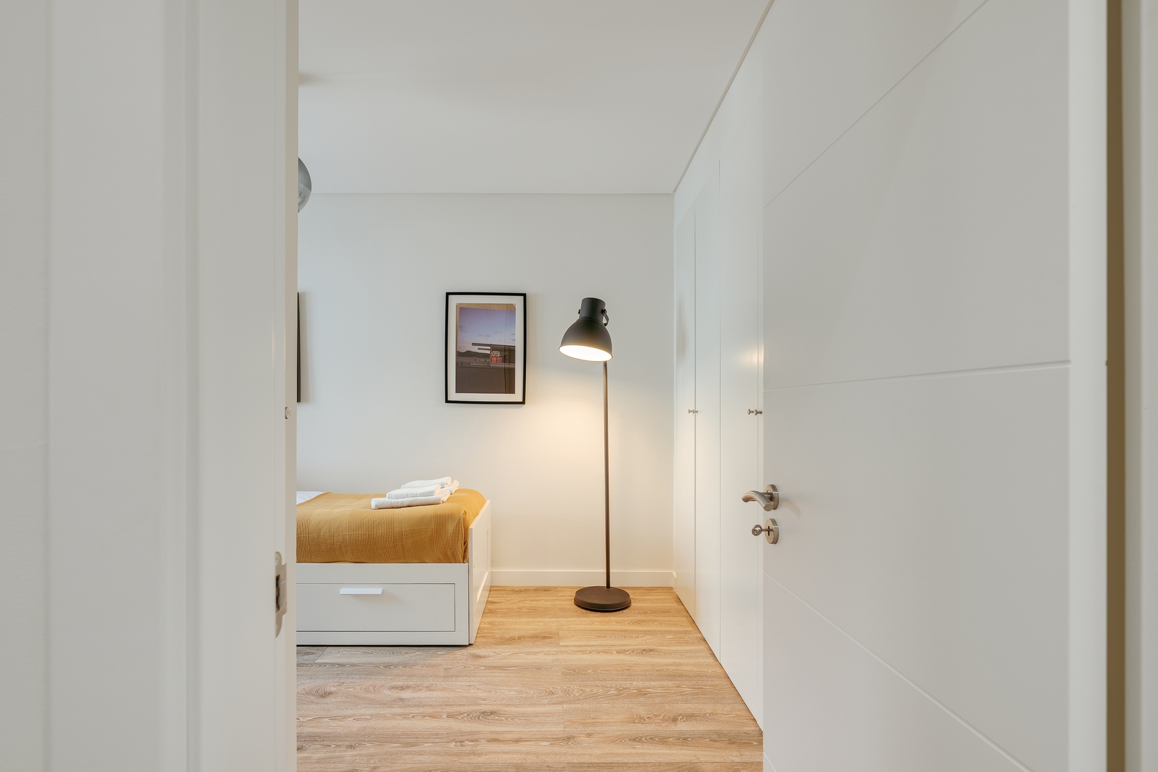 HostWise – Flat w/ Balcony & Workspace 9 Host Wise Booking