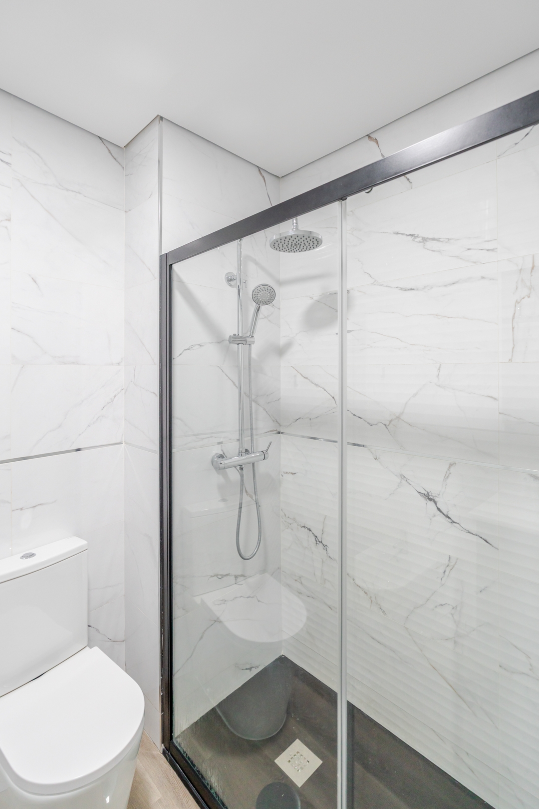Spacious & Stylish Flat with Garage by HostWise 34 Host Wise Booking