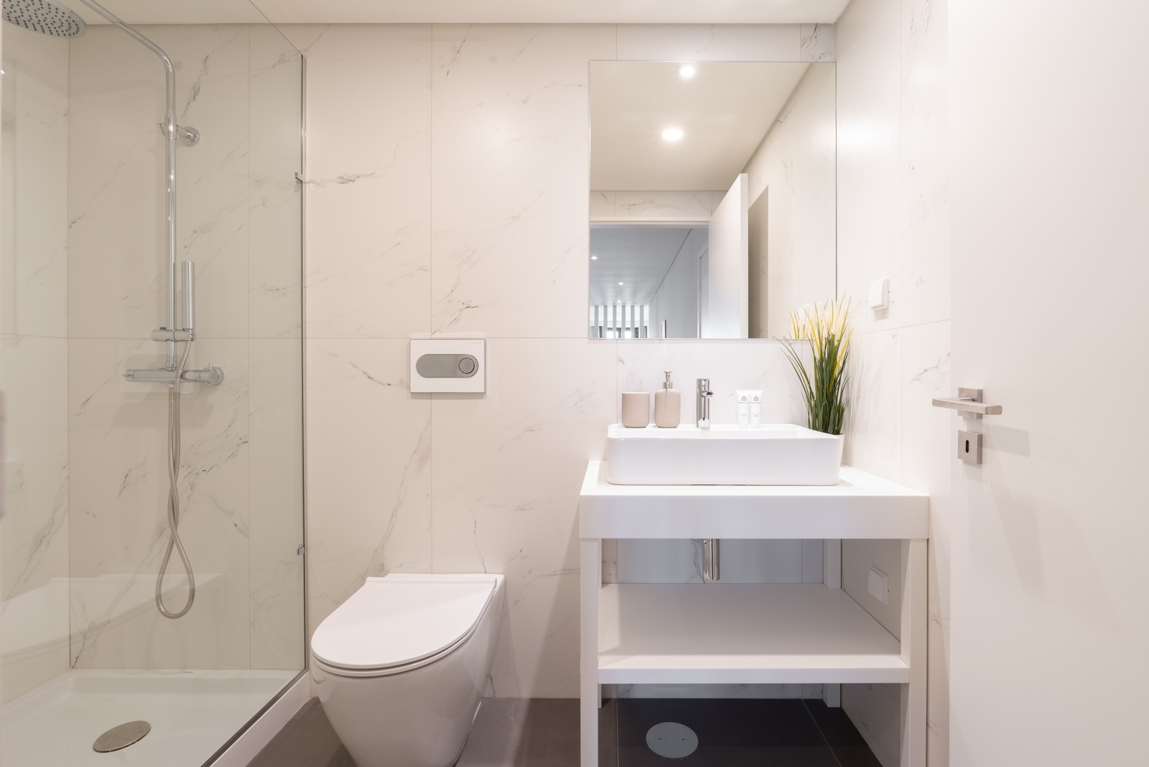 Jacuzzi Retreat in Heart of Porto by HostWise 12 Host Wise Booking