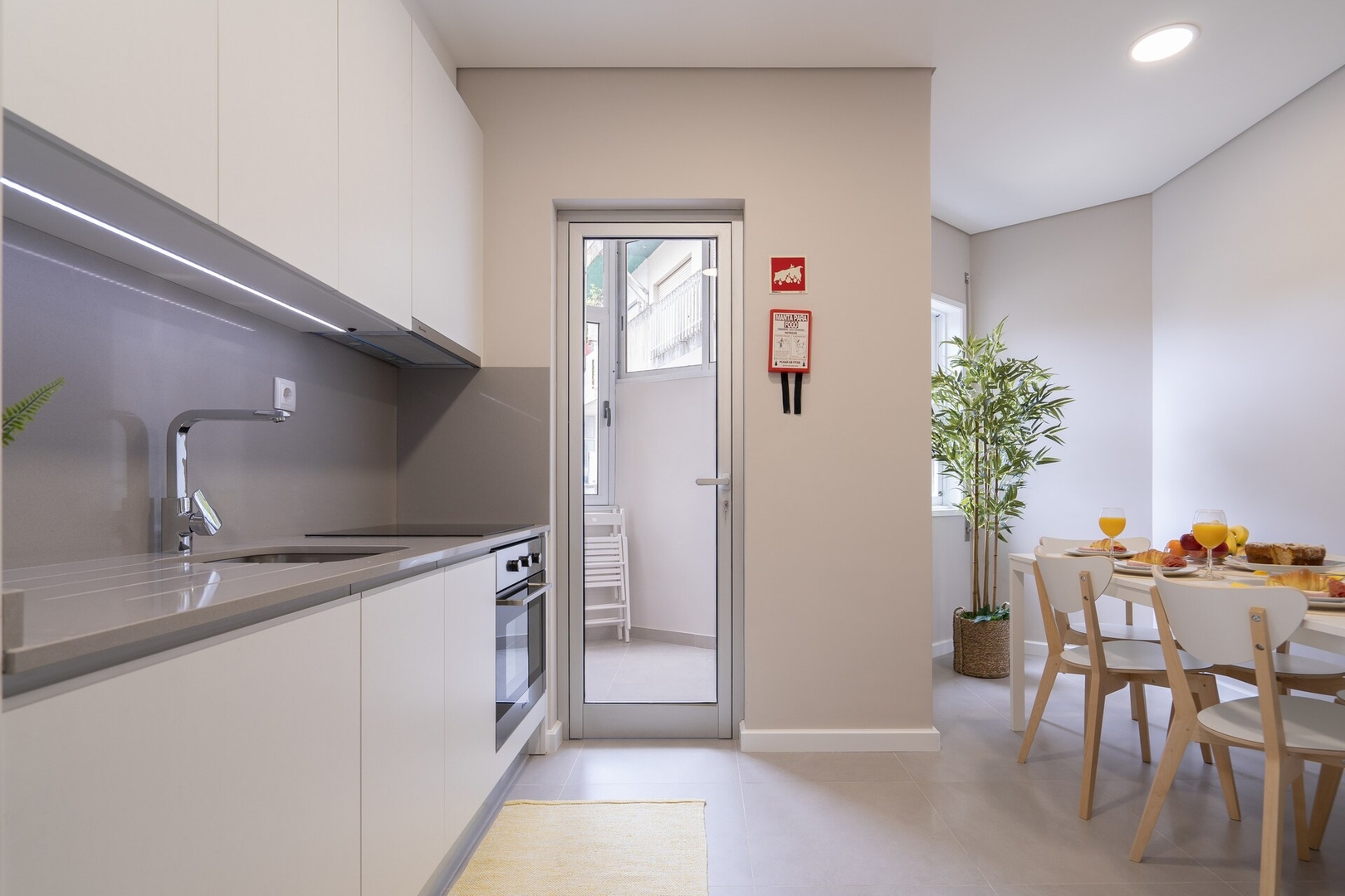 HostWise - Deluxe Bright Flat w/ Netflix 56 Host Wise Booking