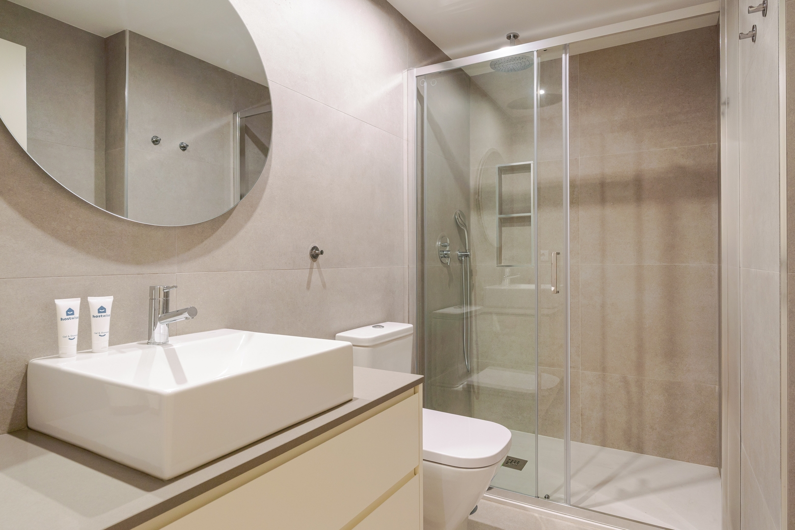 Stylish 2 Duplex & Patio Studio in Porto by HostWise 26 Host Wise Booking