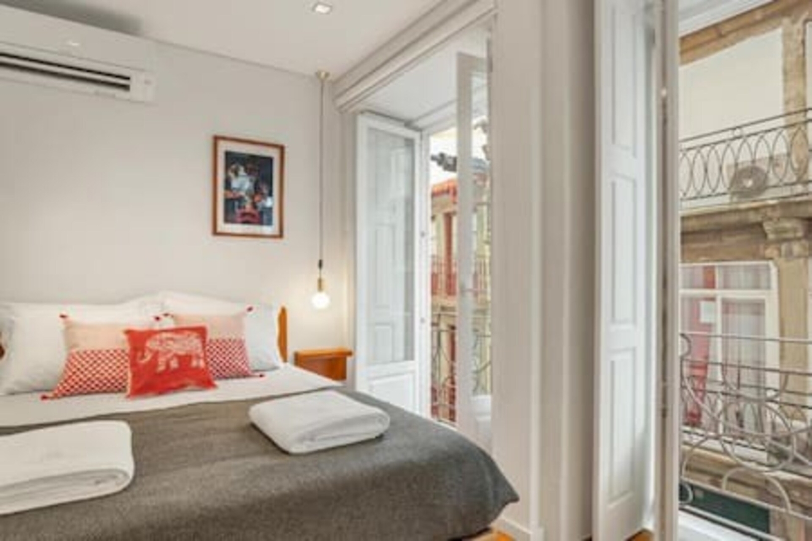 4 Trendy Studios w/ Balcony | Clérigos by HostWise 4 Host Wise Booking