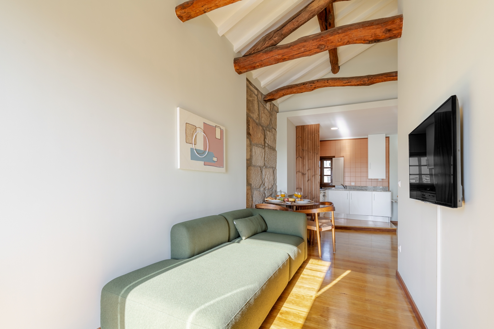 HostWise - Bright & Airy Flat w/ Balcony 13 Host Wise Booking