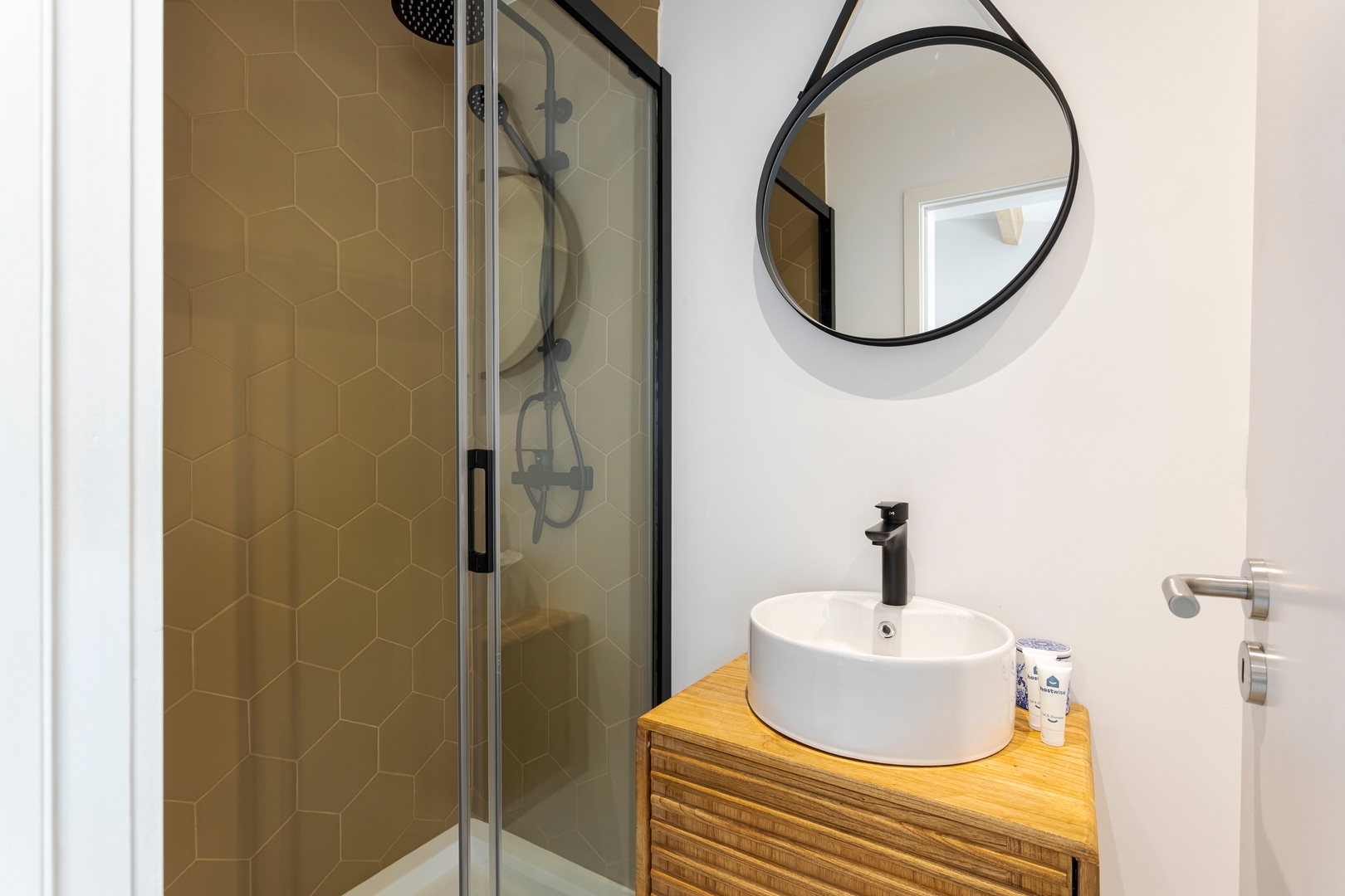 Bright Flat | Romantic Escape by HostWise 3 Host Wise Booking