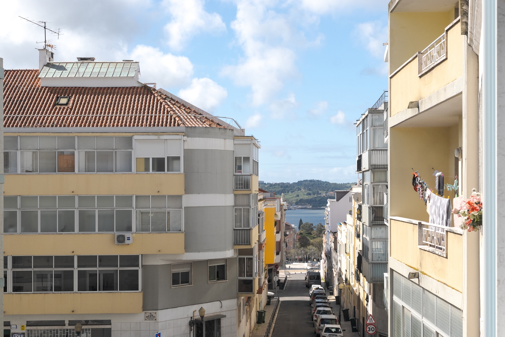 HostWise – Flat w/ Balcony & Workspace 31 Host Wise Booking