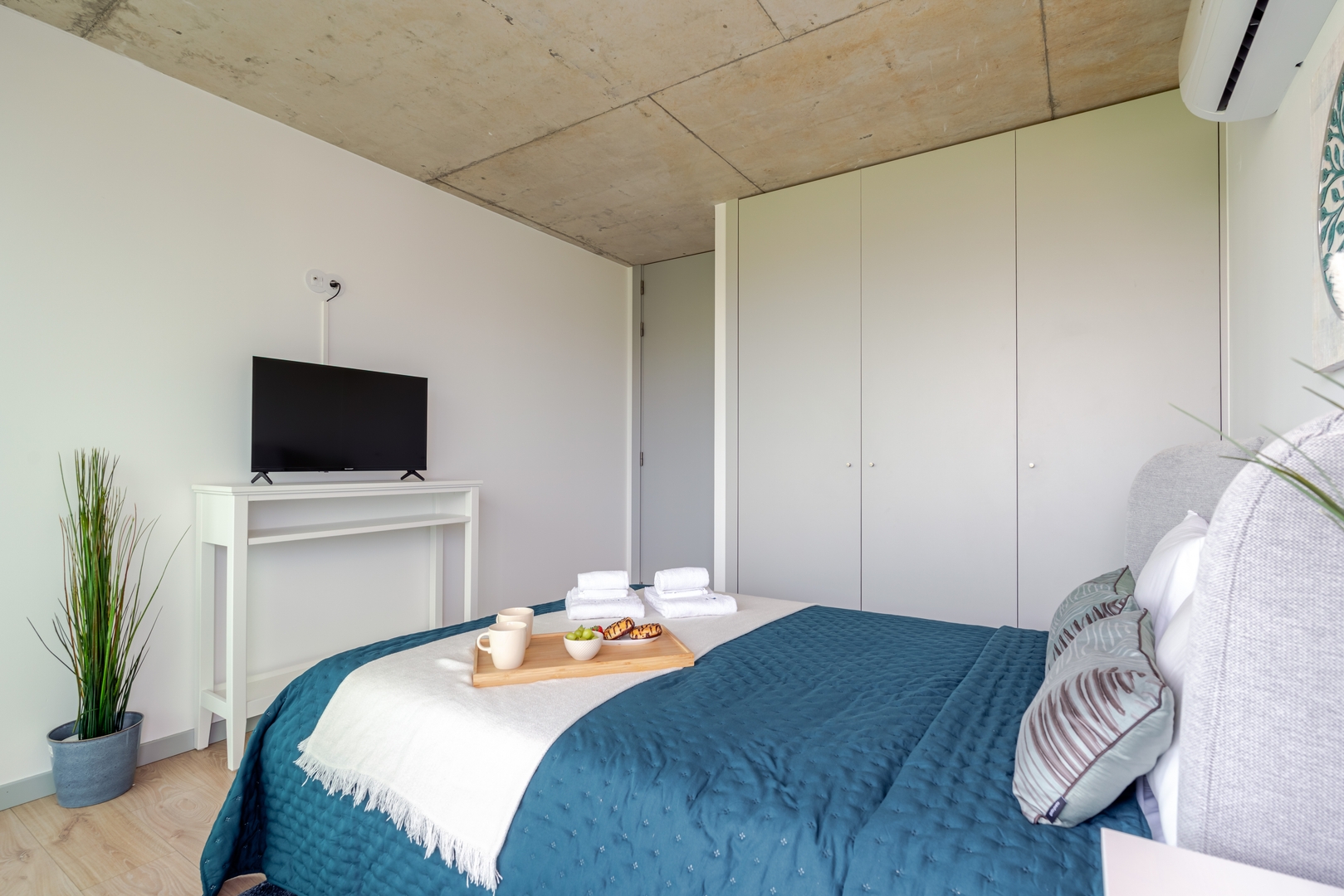 HostWise - Modern Flat w/ Balcony, Garage & Pool 6 Host Wise Booking