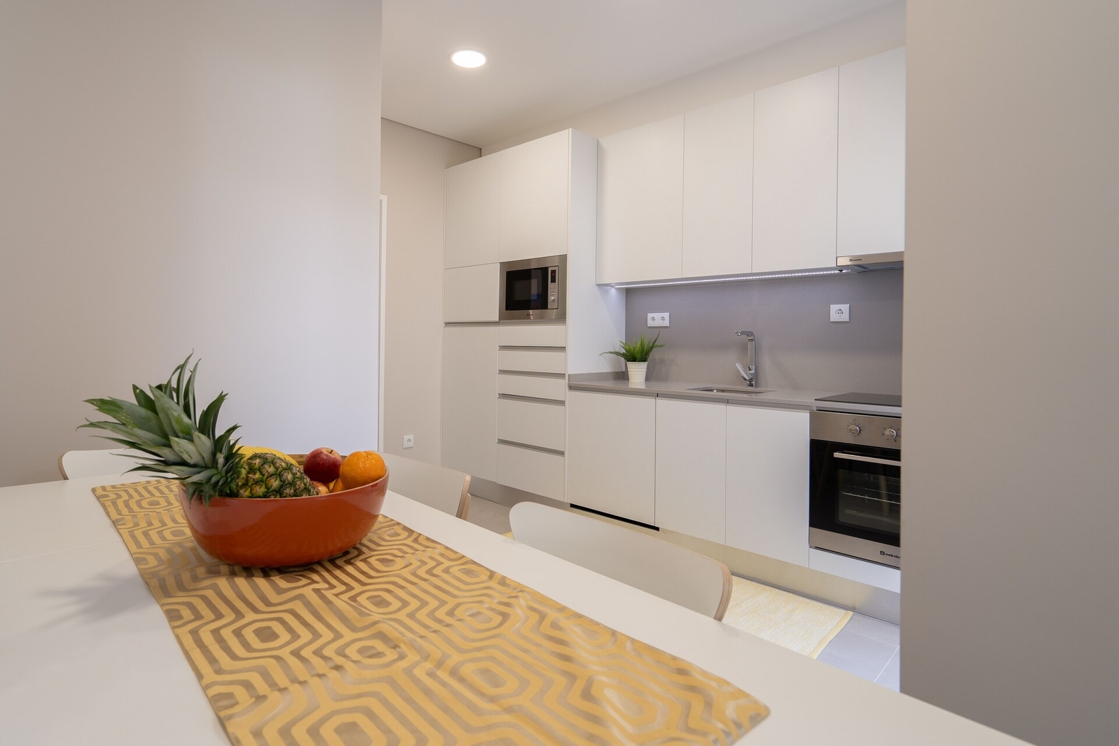 HostWise - Deluxe Bright Flat w/ Netflix 63 Host Wise Booking