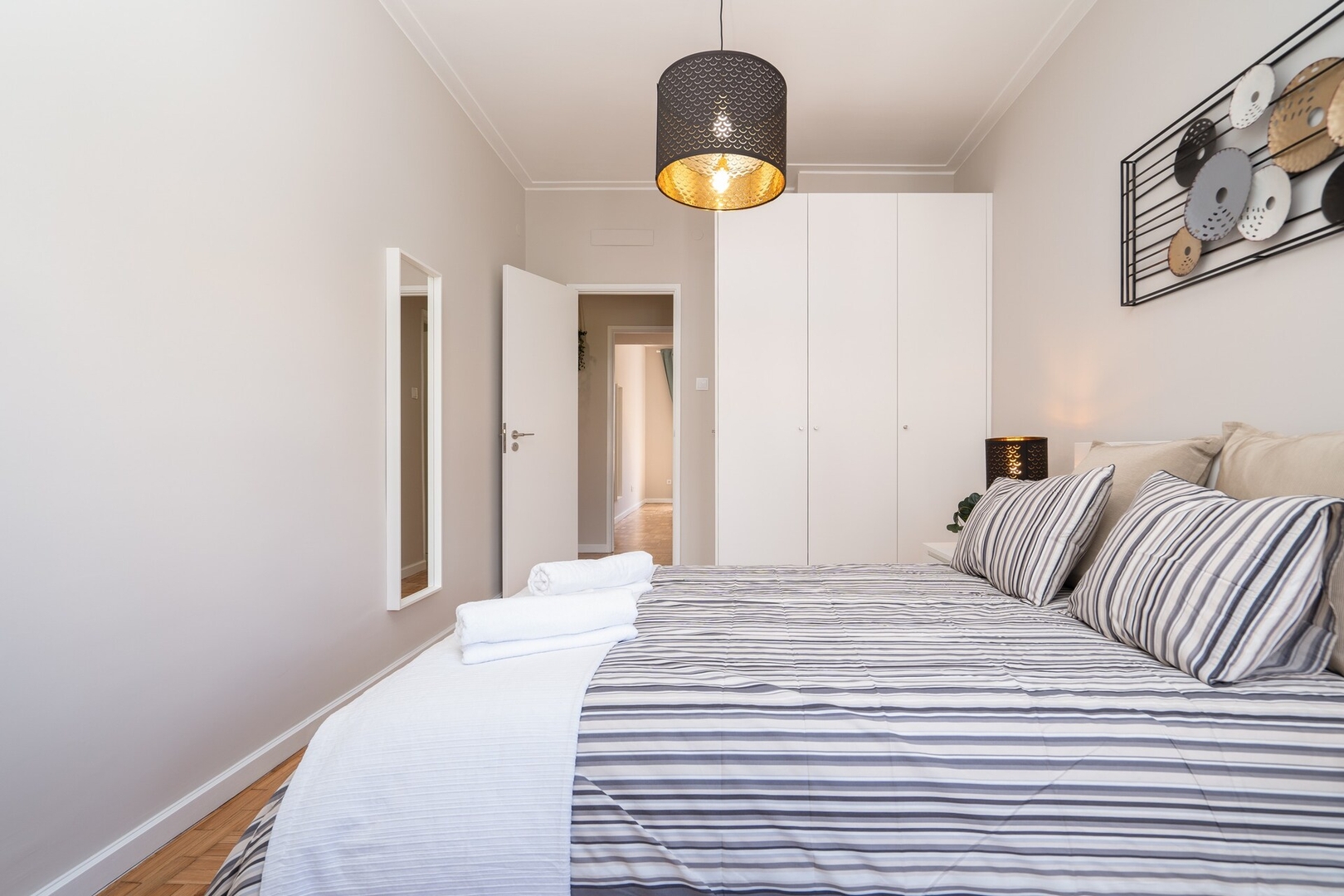 HostWise - Deluxe Bright Flat w/ Netflix 14 Host Wise Booking