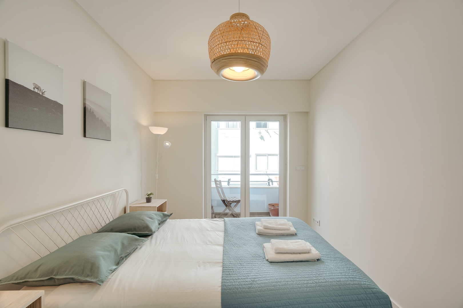 HostWise – Flat w/ Balcony & Workspace 5 Host Wise Booking