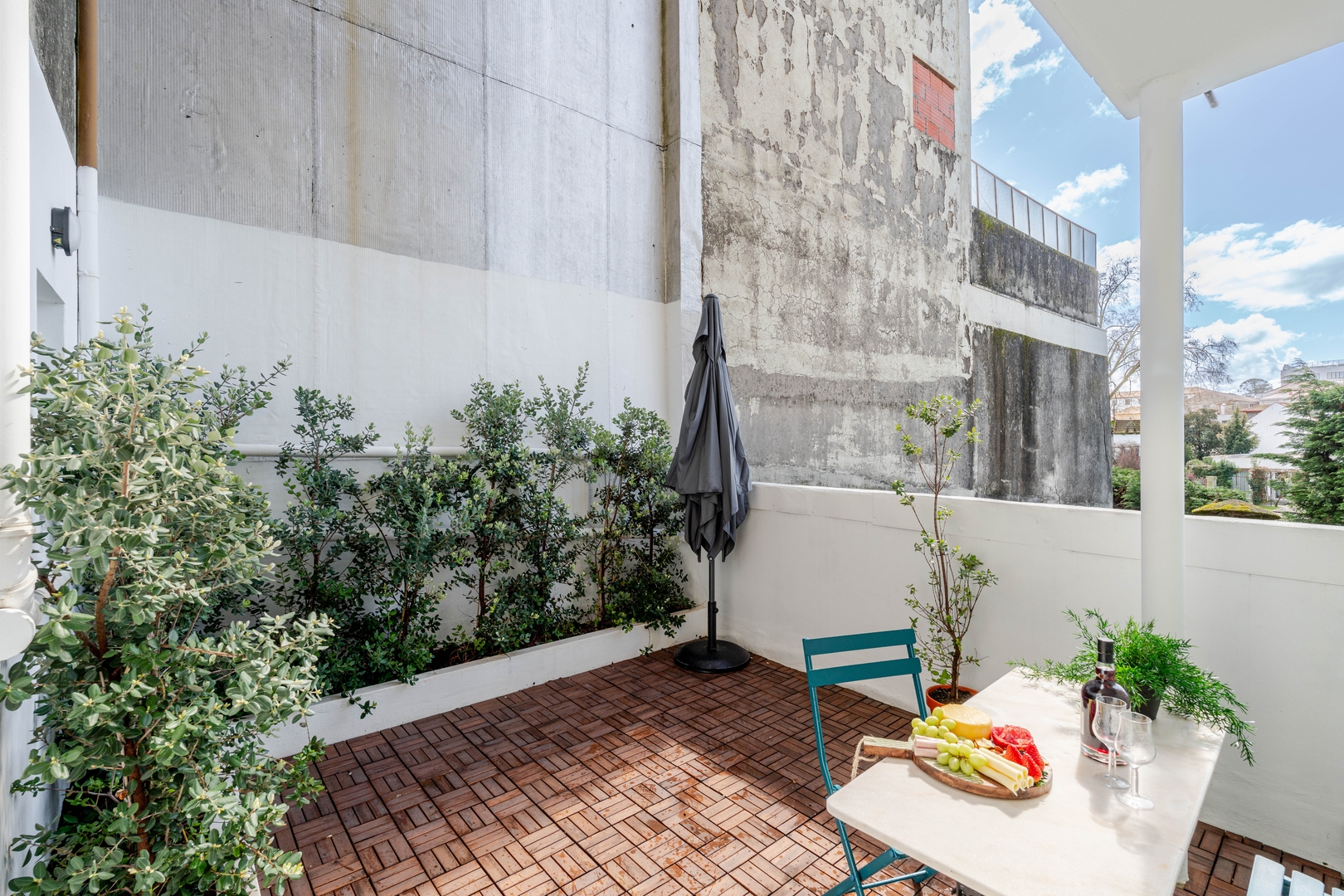 HostWise - Stylish Studio w/ Charming Terrace 32 Host Wise Booking