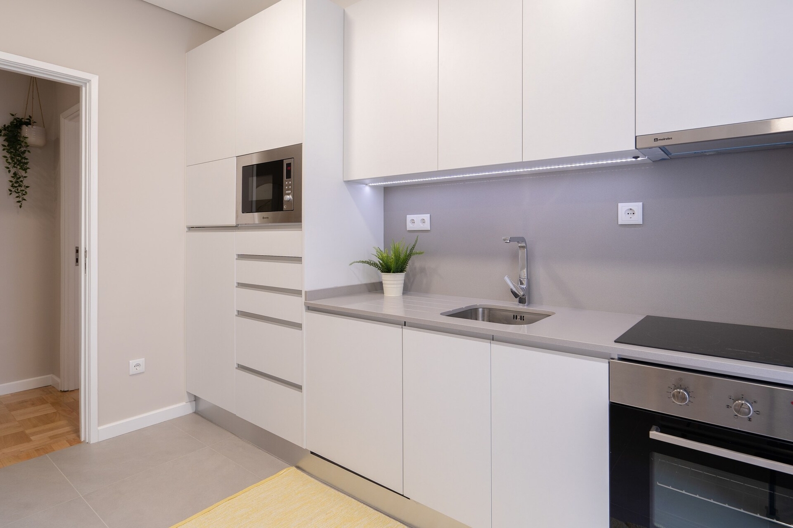 HostWise - Deluxe Bright Flat w/ Netflix 53 Host Wise Booking