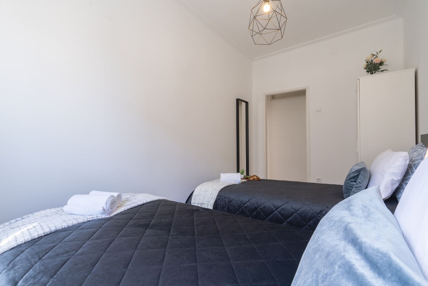 Host Wise - Comfy Minimalist Flat 13 Host Wise Booking