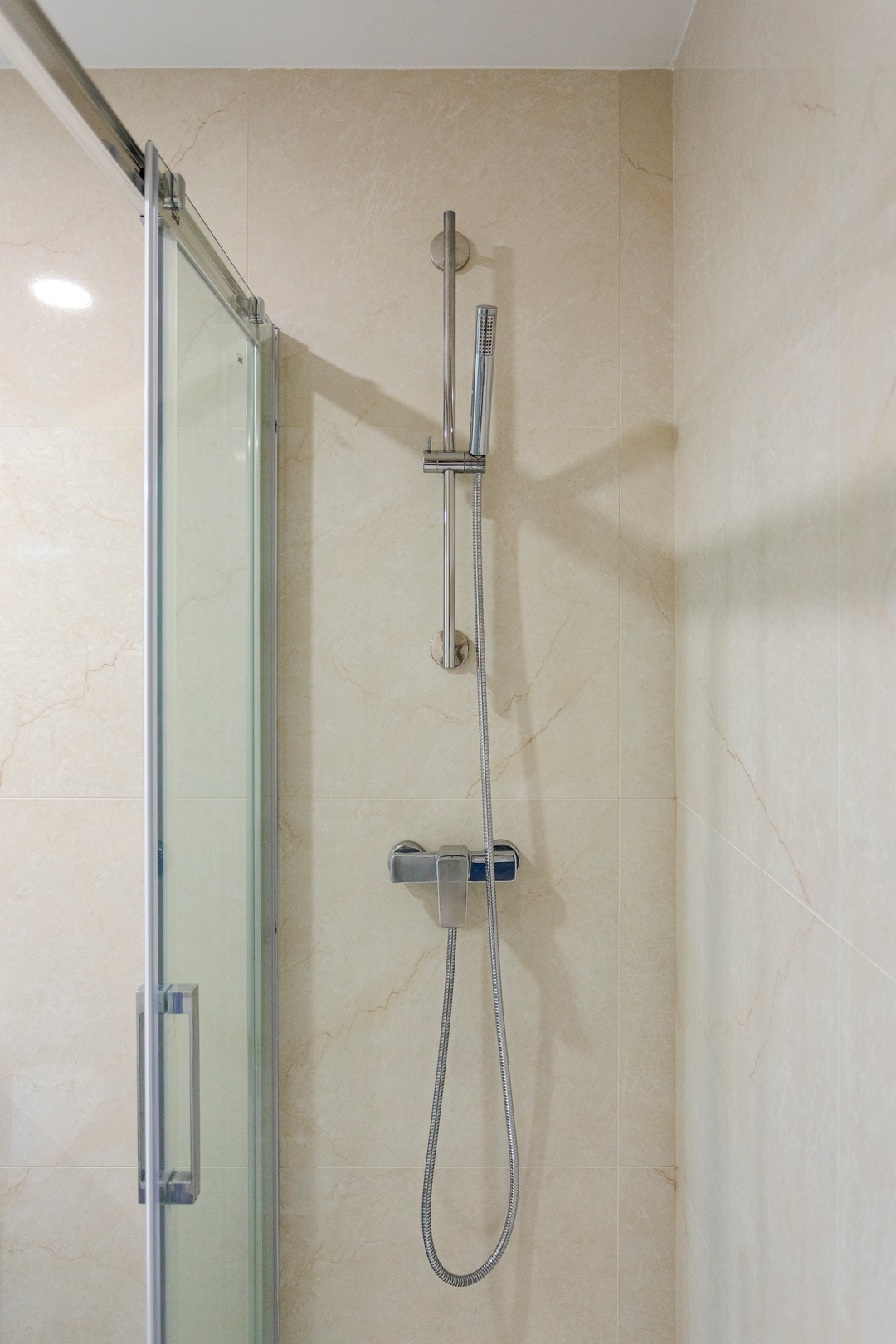Modern & Central Flat w/ Garage by HostWise 26 Host Wise Booking