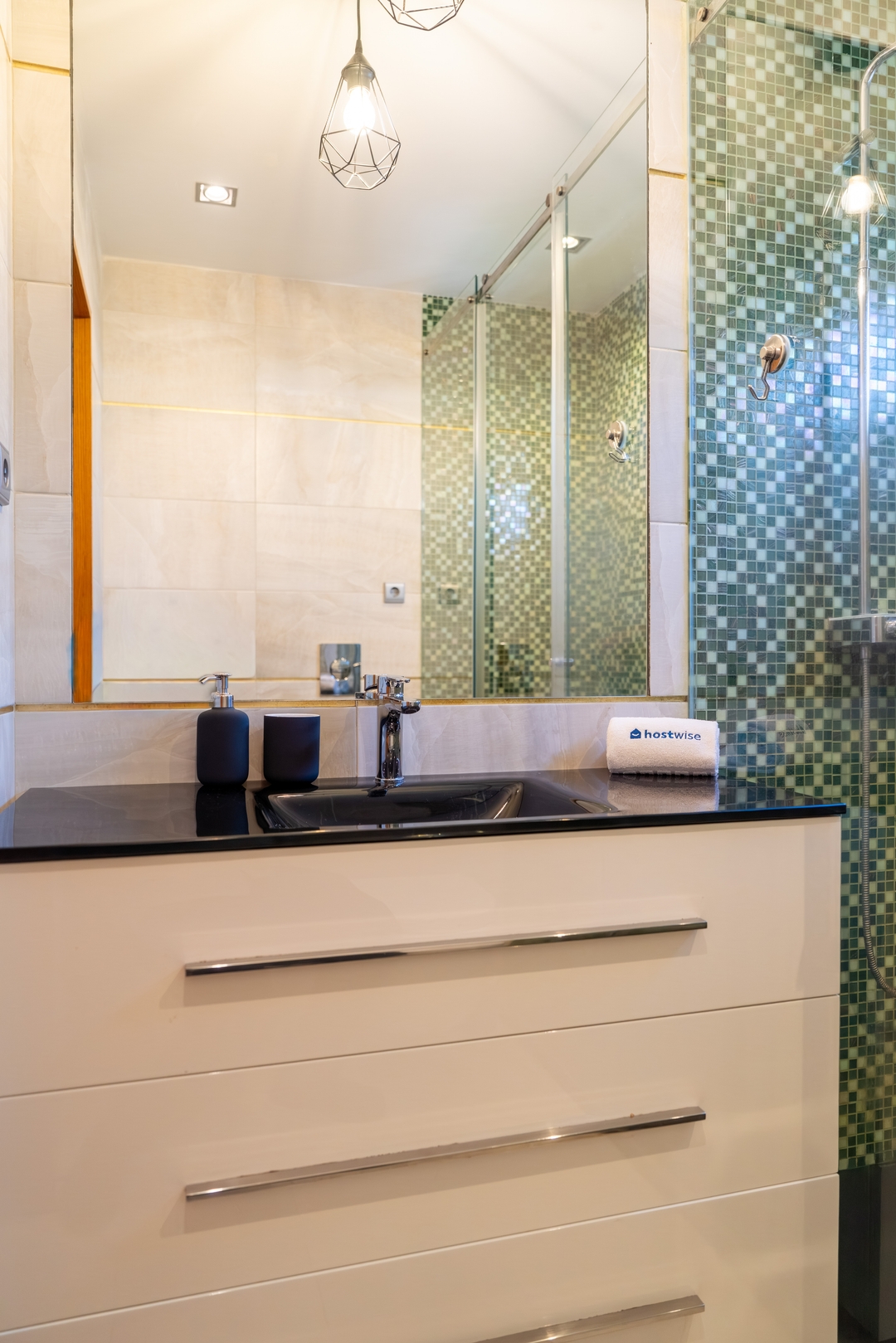 Modern Flat with Workspace in Foz by HostWise 11 Host Wise Booking