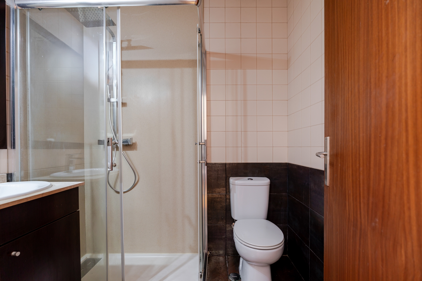 HostWise - Bright & Airy Flat w/ Balcony 28 Host Wise Booking