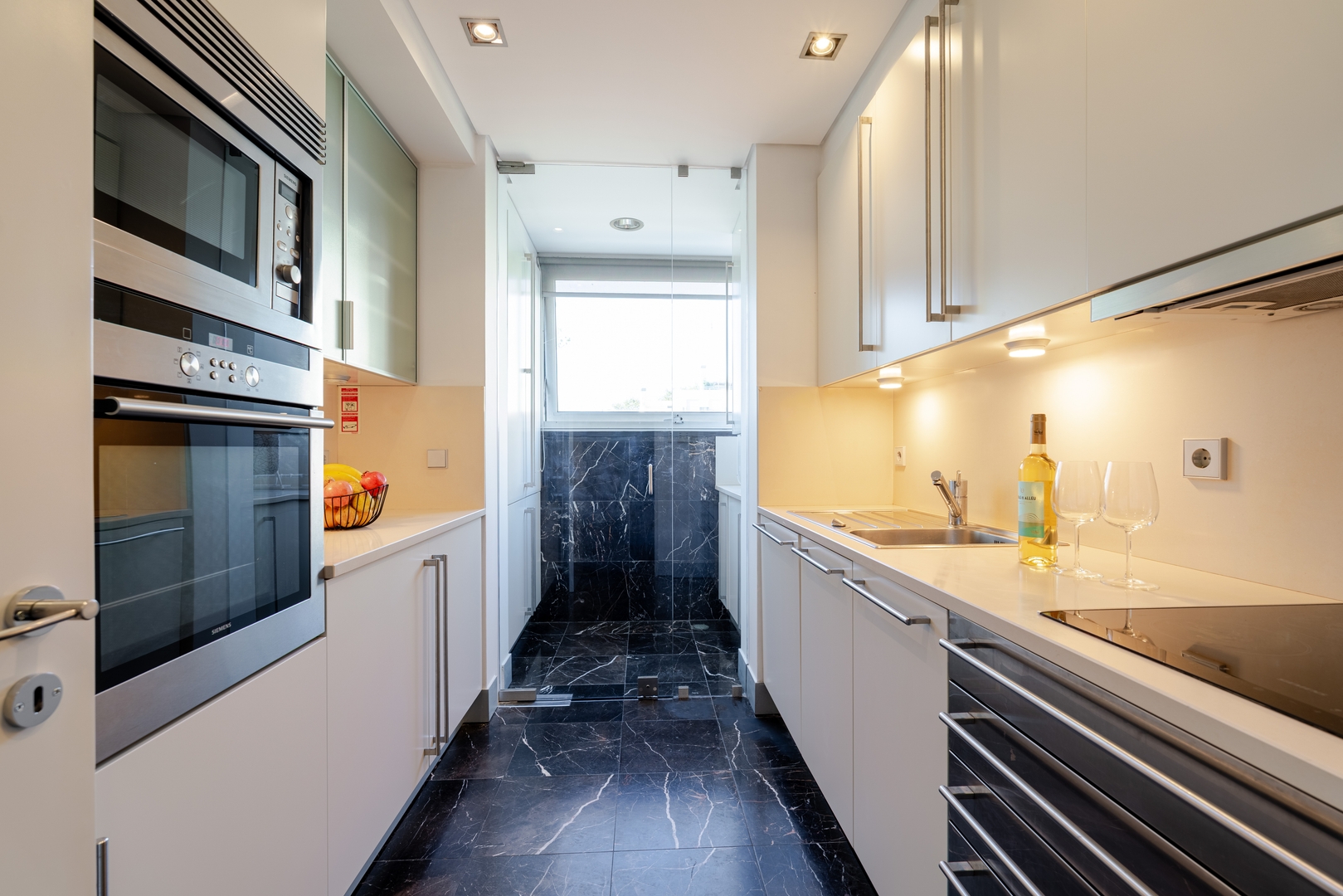 Modern Flat with Workspace in Foz by HostWise 3 Host Wise Booking