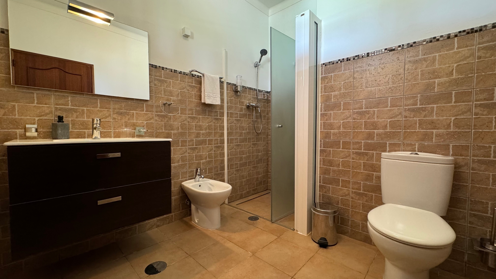 HostWise - Spacious Villa with Pool 3 Host Wise Booking