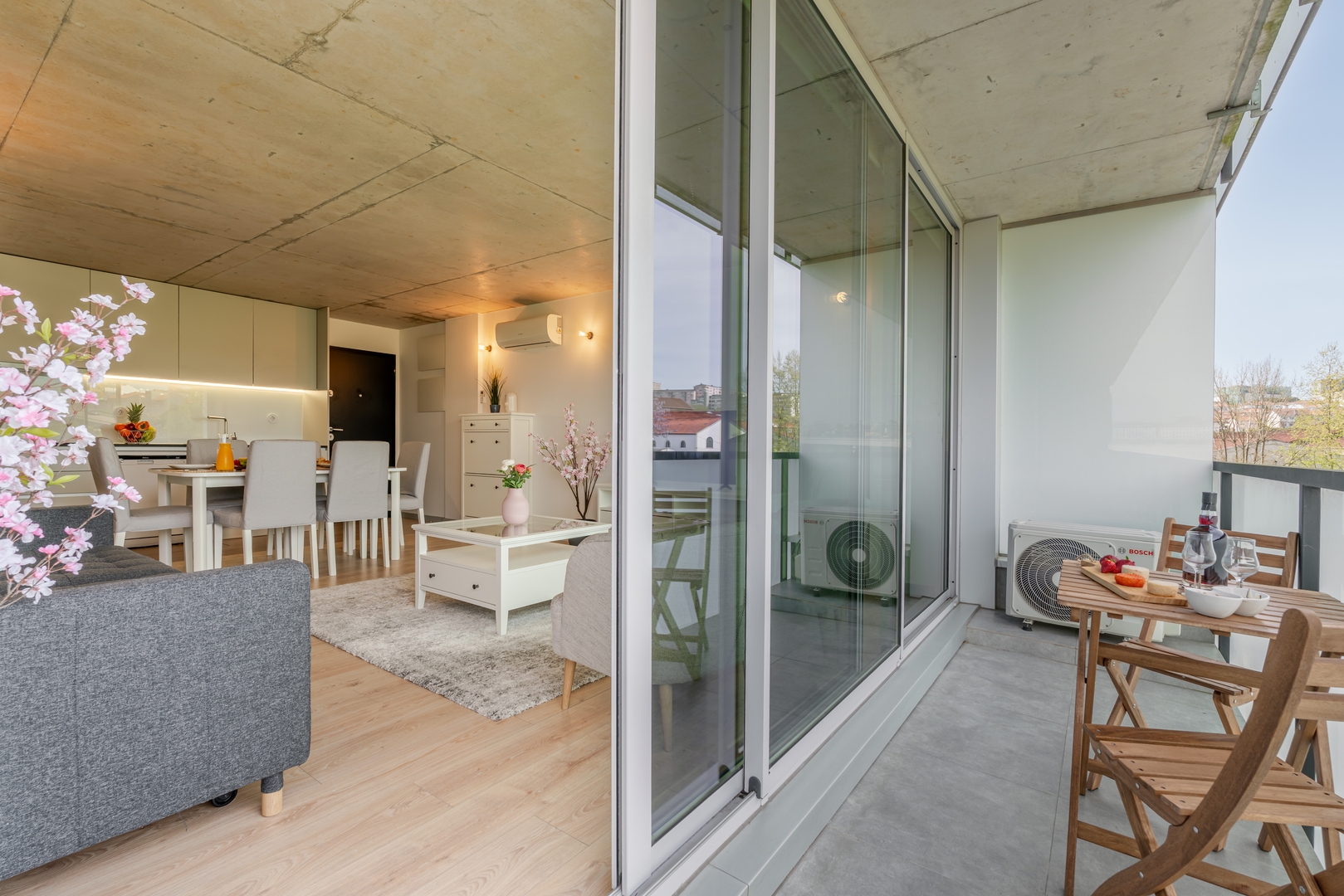 HostWise - Modern Flat w/ Balcony, Garage & Pool 30 Host Wise Booking
