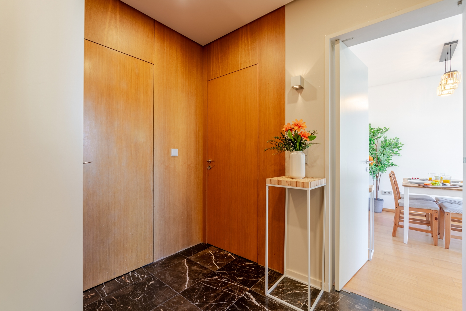 Modern Flat with Workspace in Foz by HostWise 26 Host Wise Booking