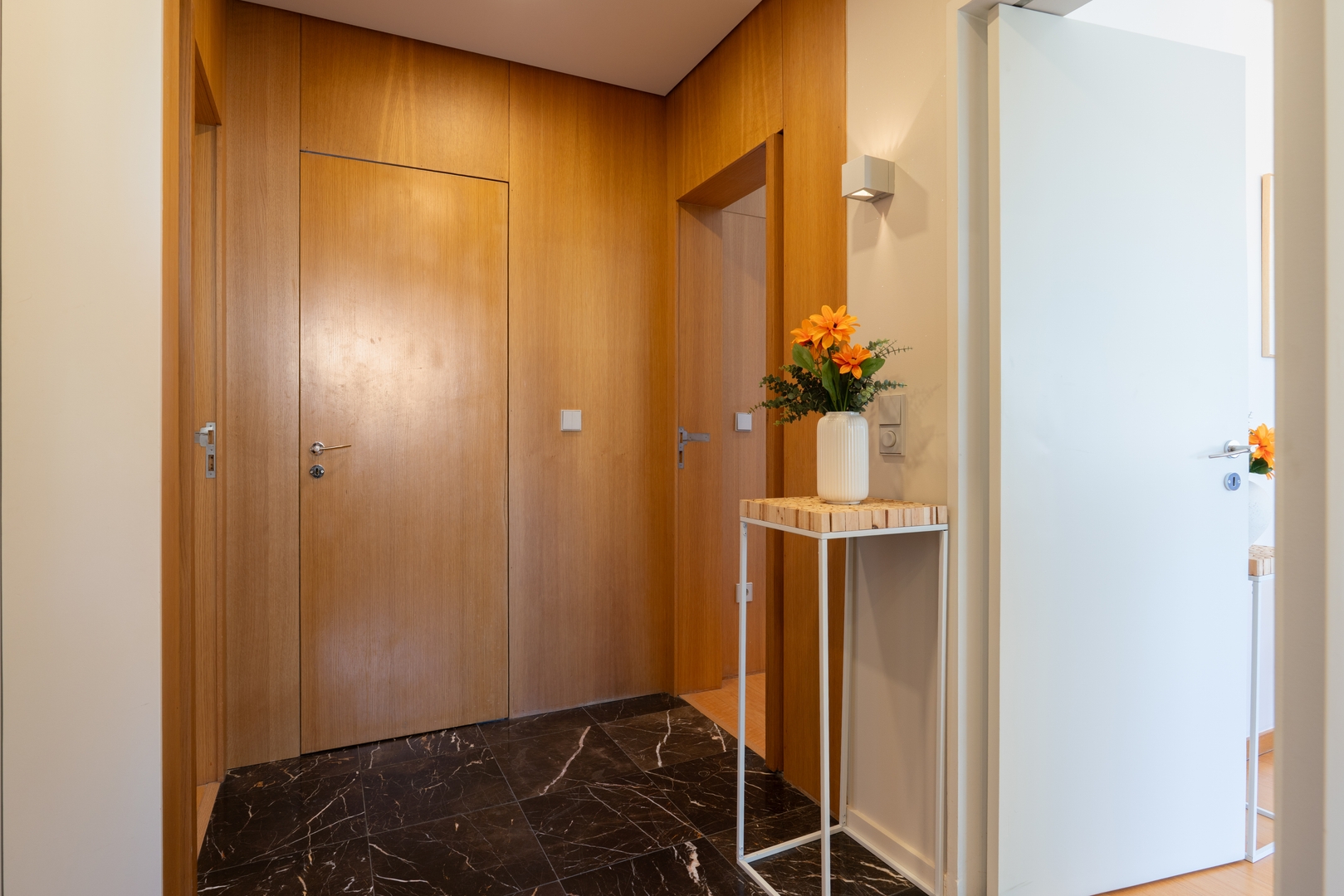 Modern Flat with Workspace in Foz by HostWise 21 Host Wise Booking