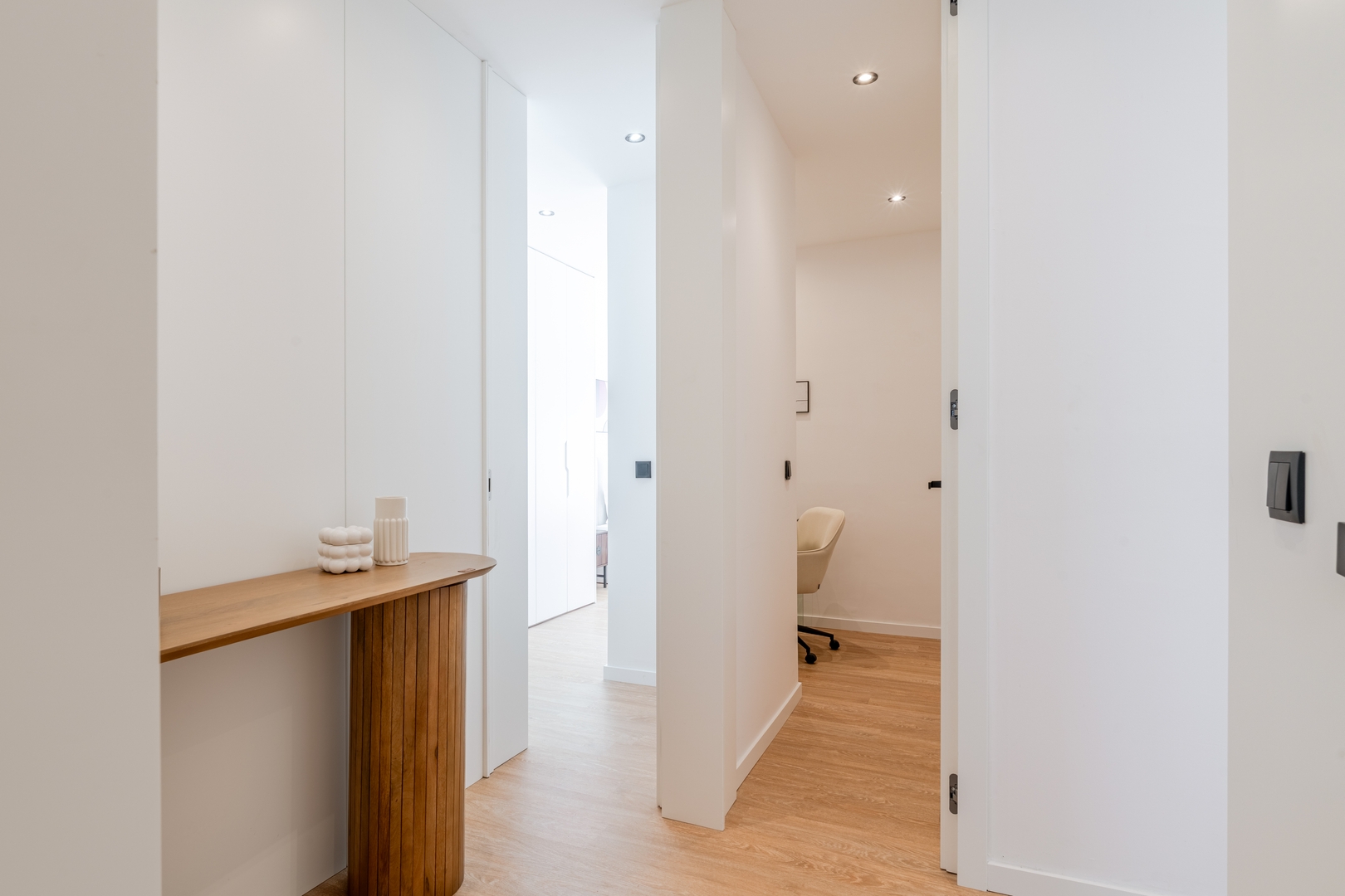 Urban Terrace & Stylish Living Spaces by HostWise 36 Host Wise Booking