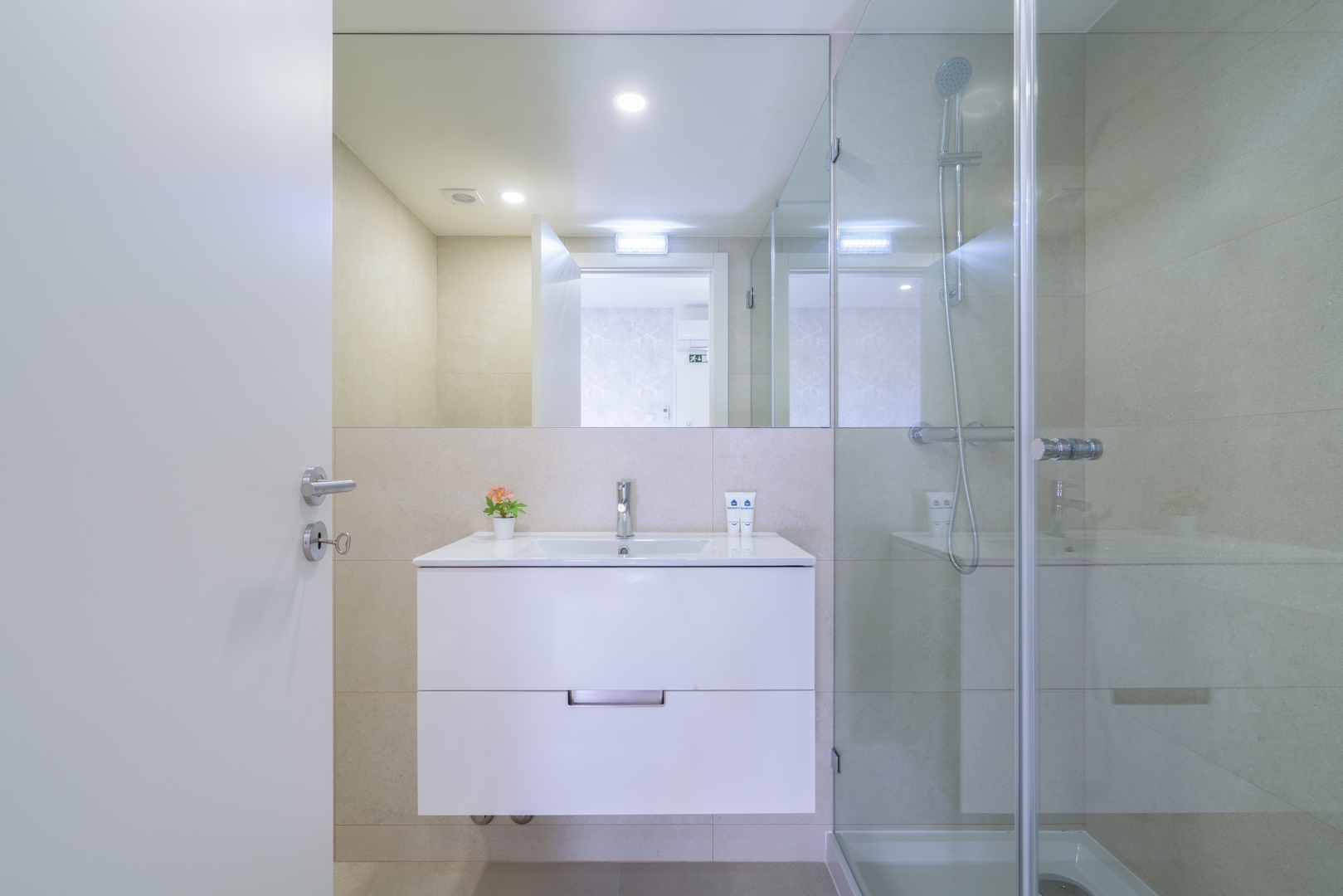 Bright Studios with Patios in Porto by HostWise 3 Host Wise Booking