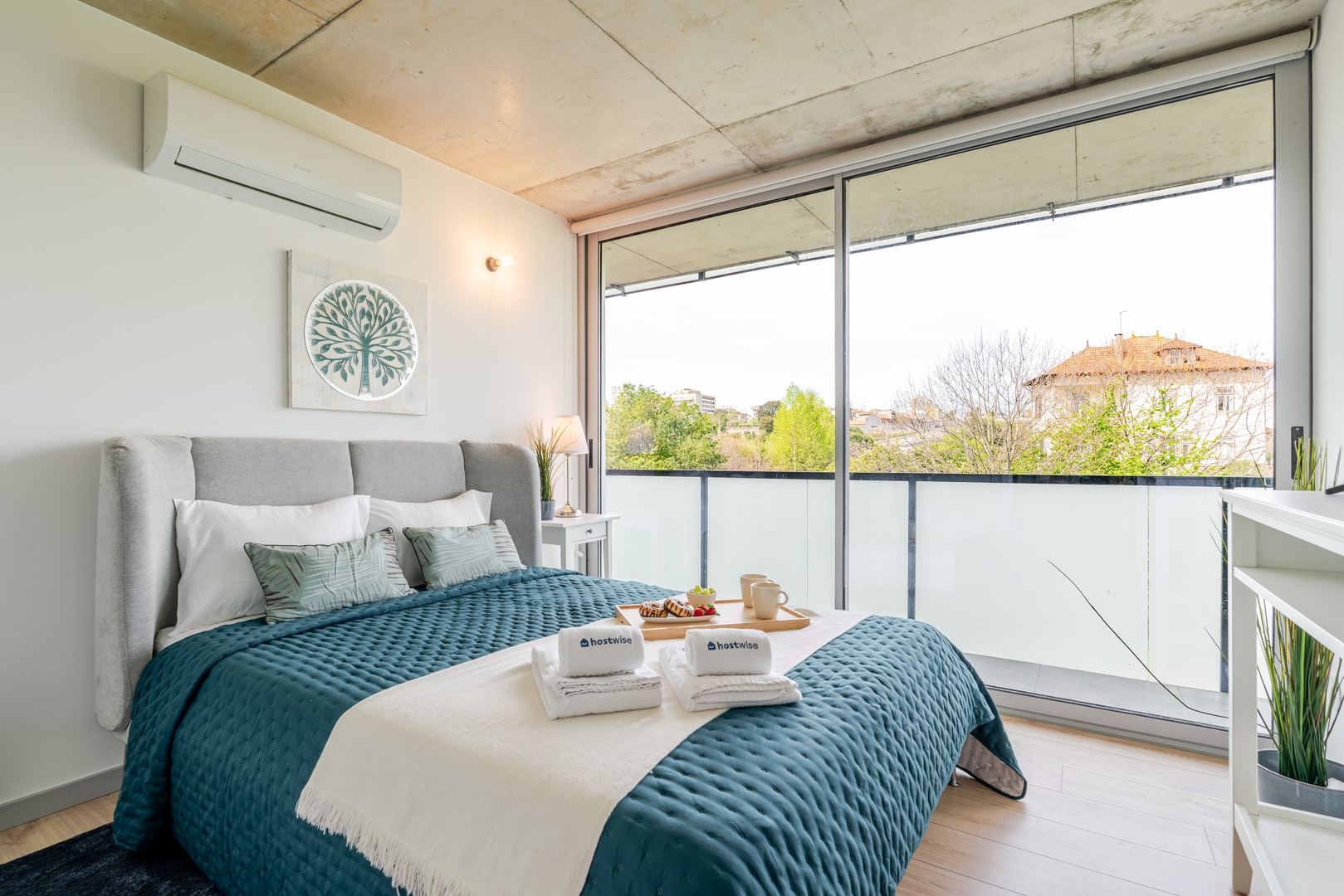 HostWise - Modern Flat w/ Balcony, Garage & Pool 2 Host Wise Booking