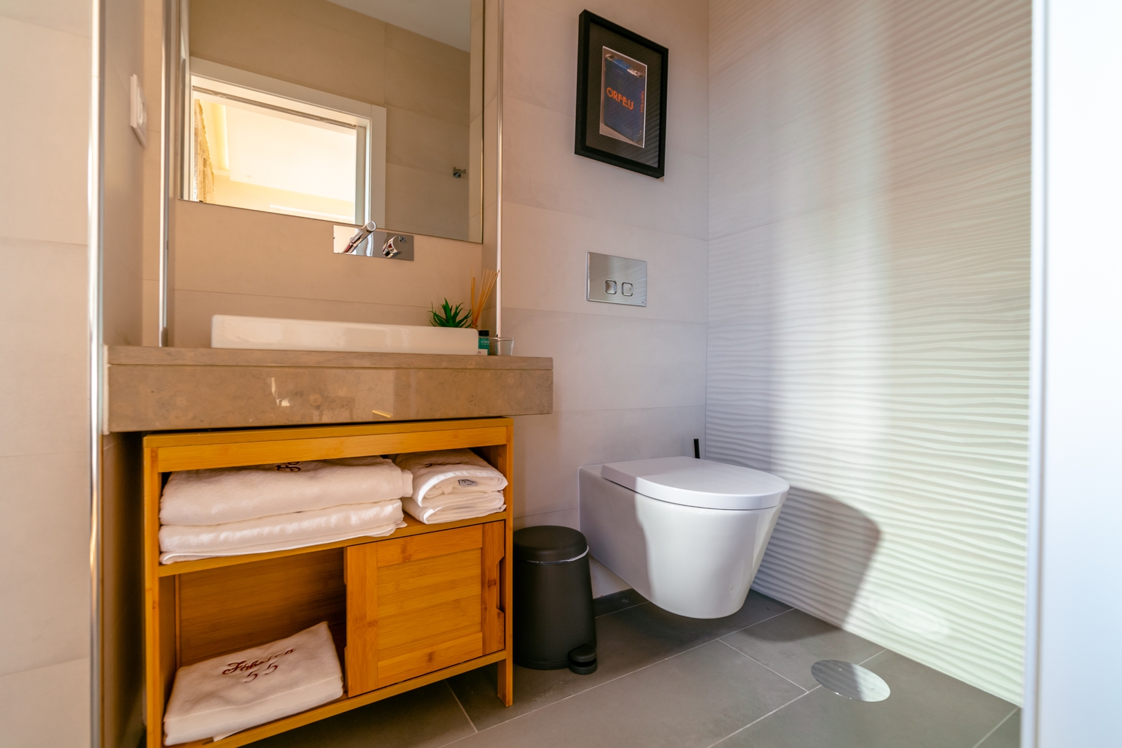 Designer Building Stay Near Clérigos by HostWise 25 Host Wise Booking