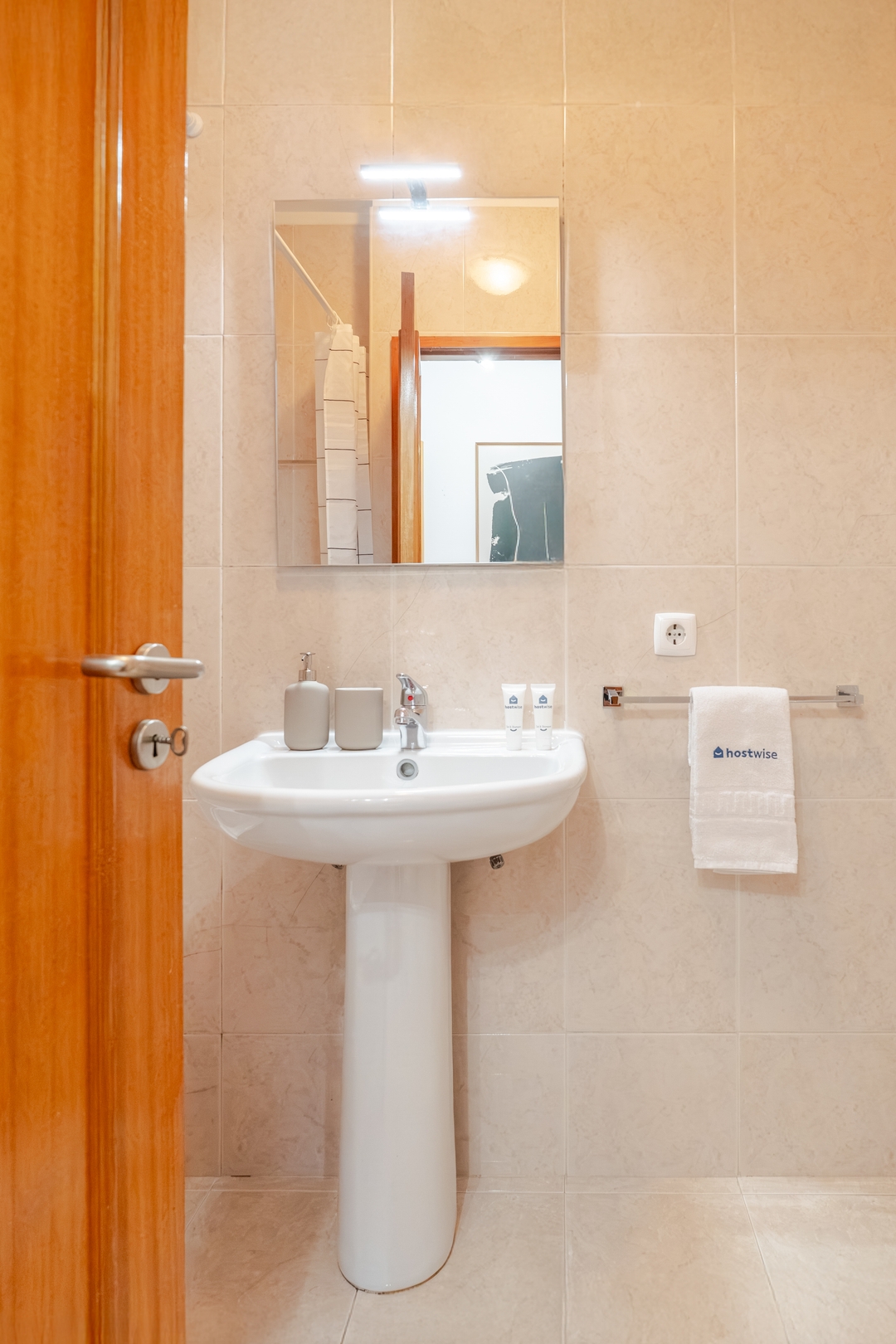 Bright Flat with Balcony & Garage by HostWise 35 Host Wise Booking