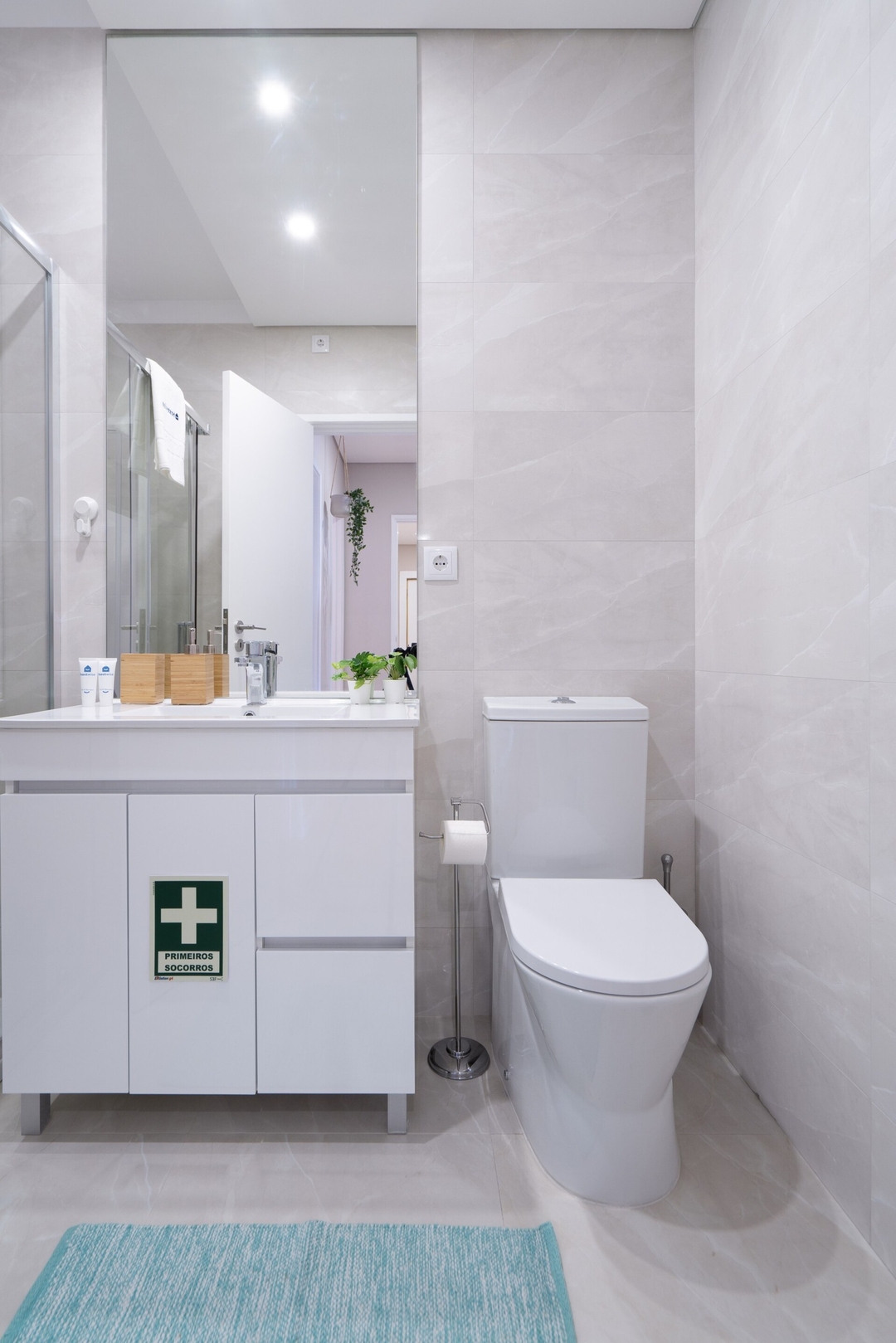 HostWise - Deluxe Bright Flat w/ Netflix 25 Host Wise Booking