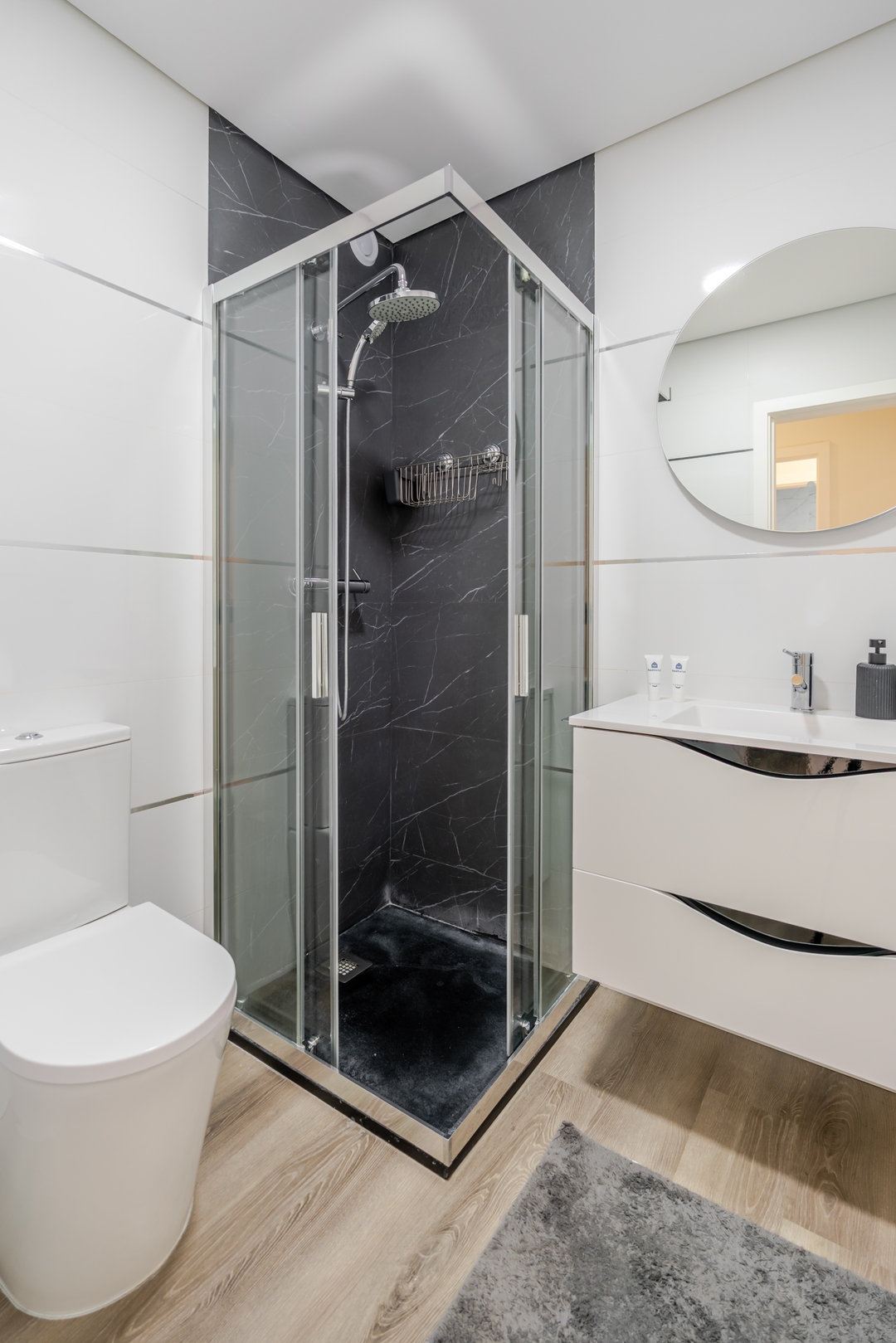 Spacious & Stylish Flat with Garage by HostWise 31 Host Wise Booking