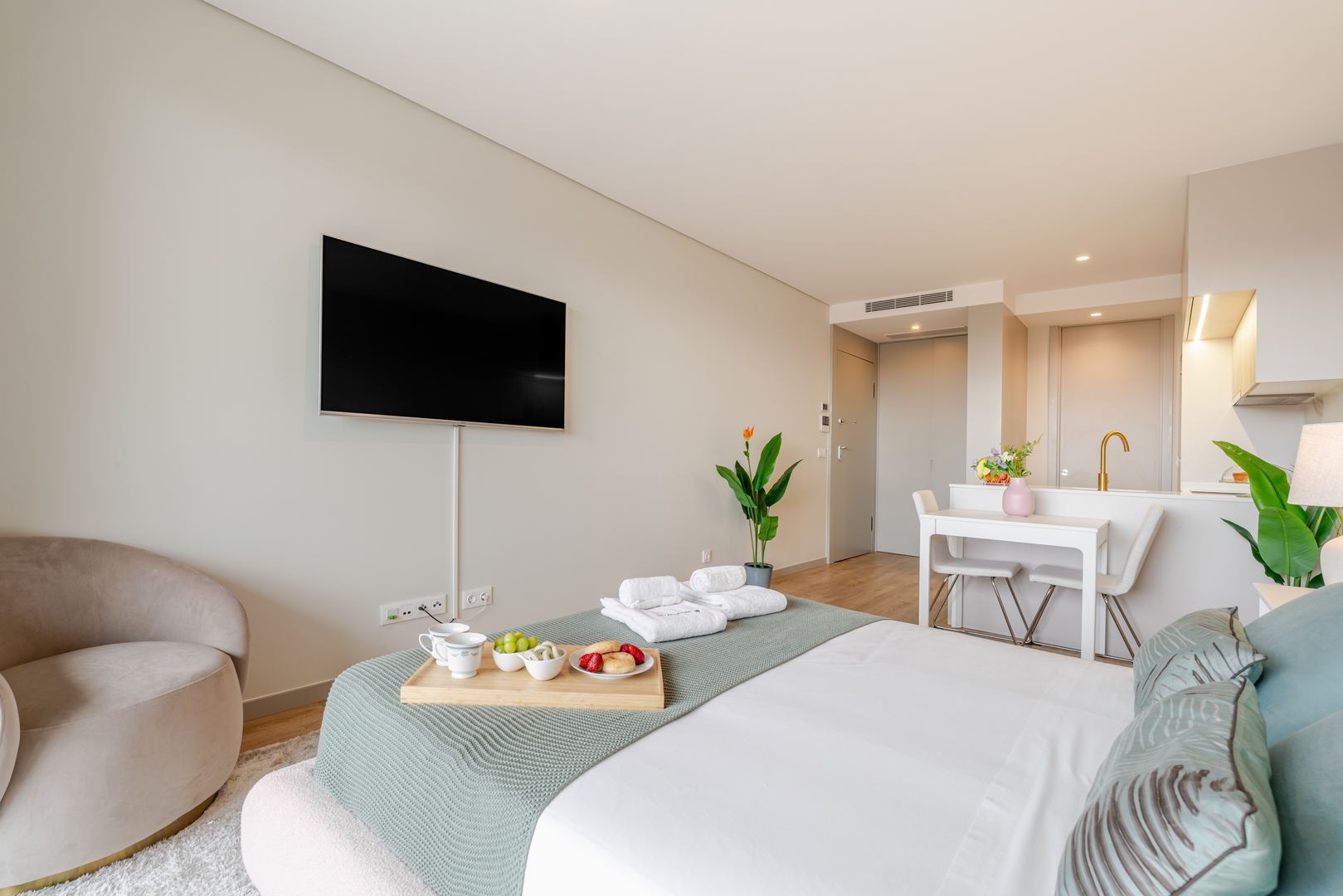 HostWise - Modern Studio with Rooftop Pool 7 Host Wise Booking