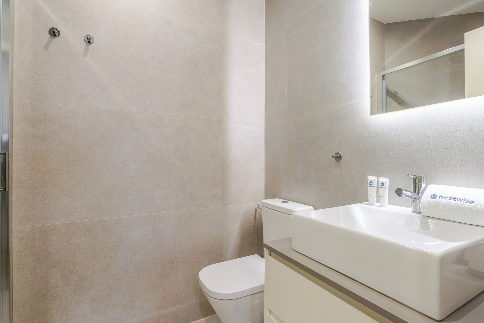 Stylish 2 Duplex & Patio Studio in Porto by HostWise 32 Host Wise Booking