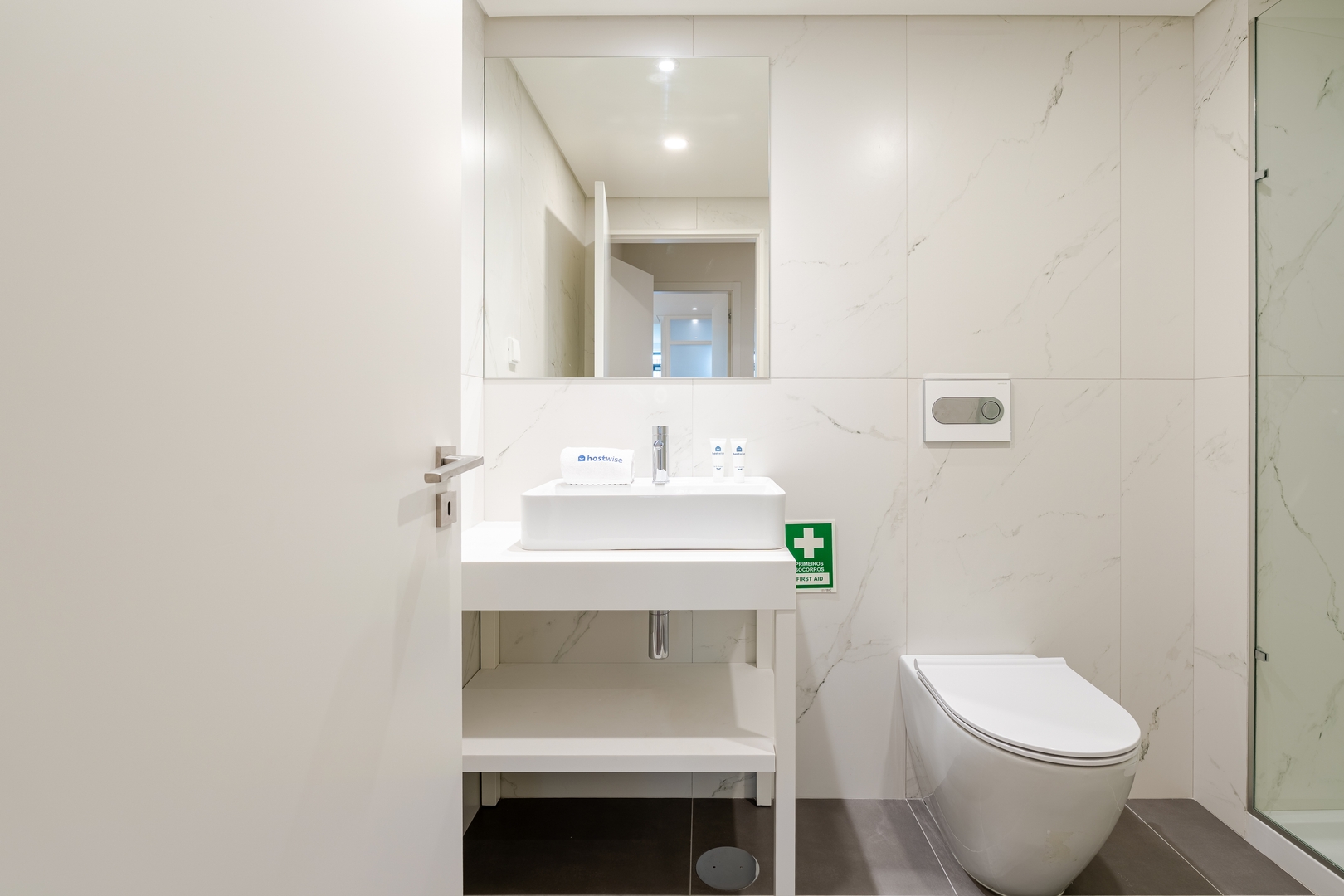 Jacuzzi Retreat in Heart of Porto by HostWise 39 Host Wise Booking