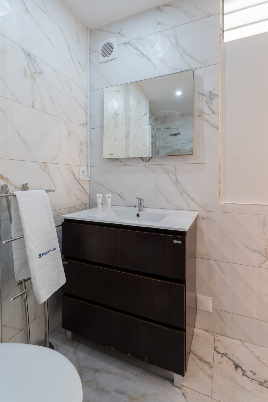 Host Wise - Charming Spacious Duplex House 23 Host Wise Booking