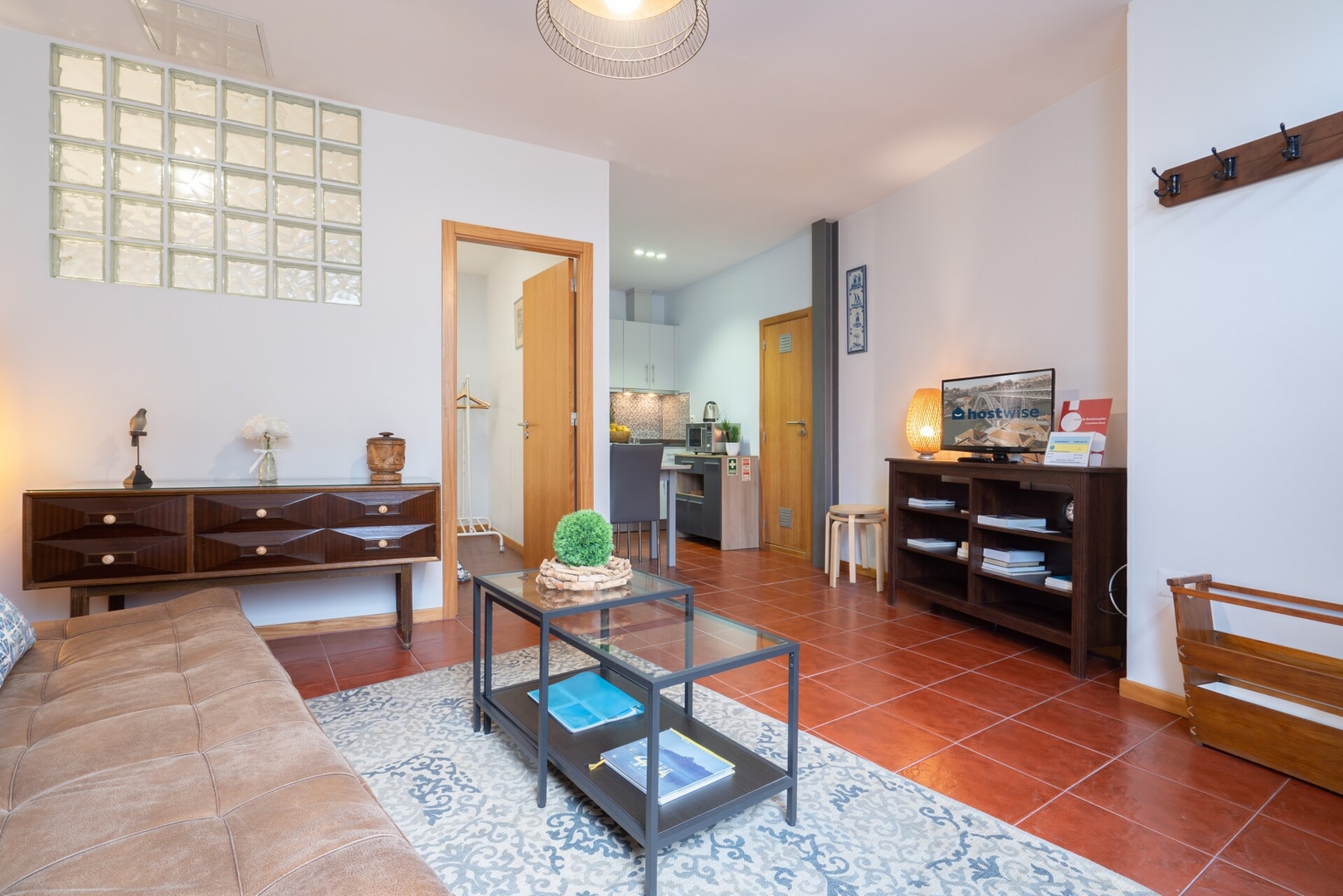 HostWise - Welcoming Flats w/ Jacuzzi & Terrace 22 Host Wise Booking