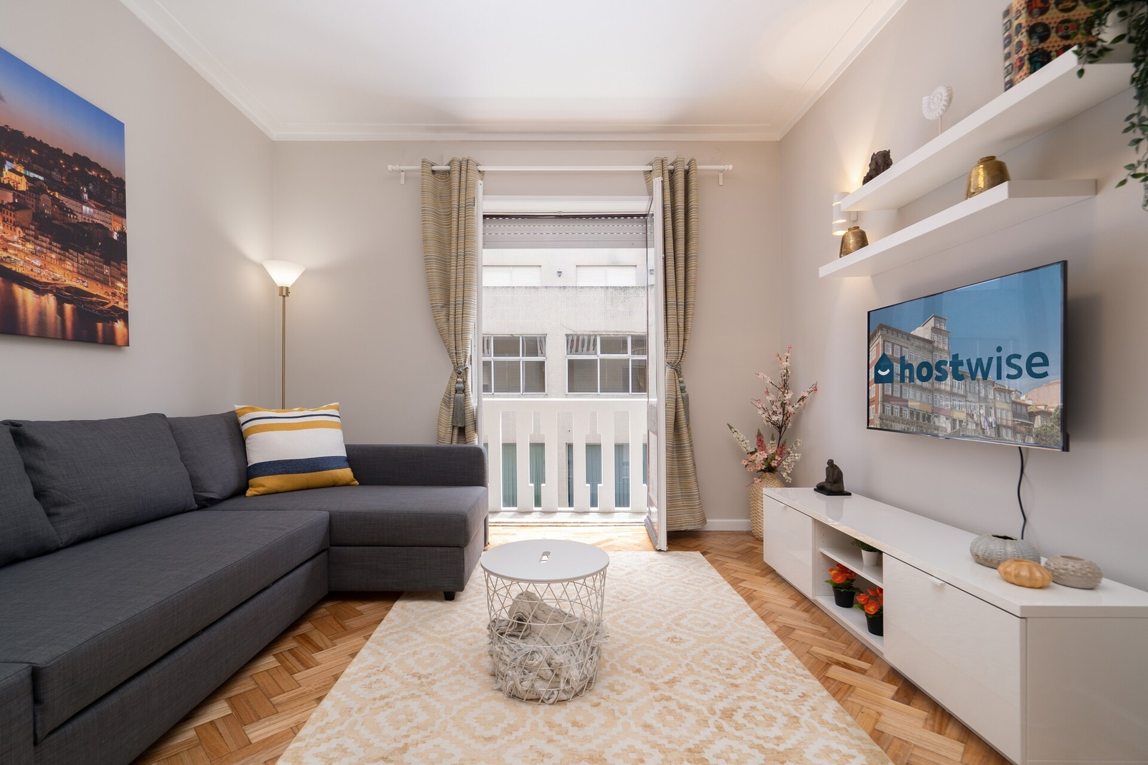 HostWise - Deluxe Bright Flat w/ Netflix 43 Host Wise Booking