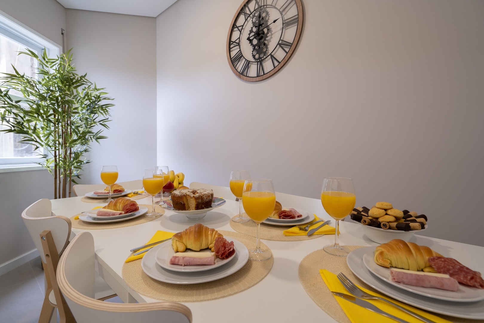 HostWise - Deluxe Bright Flat w/ Netflix 64 Host Wise Booking