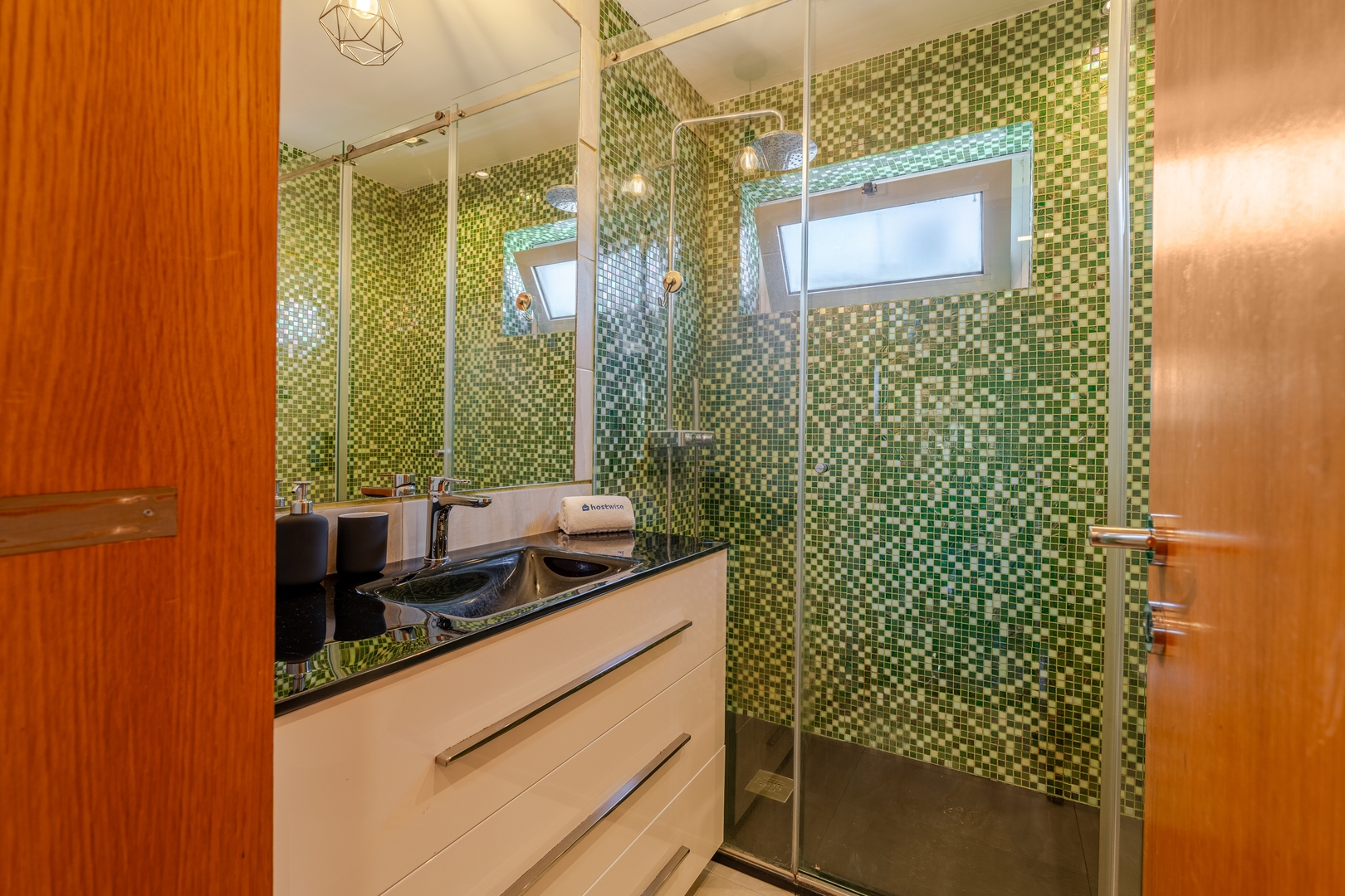 Modern Flat with Workspace in Foz by HostWise 10 Host Wise Booking